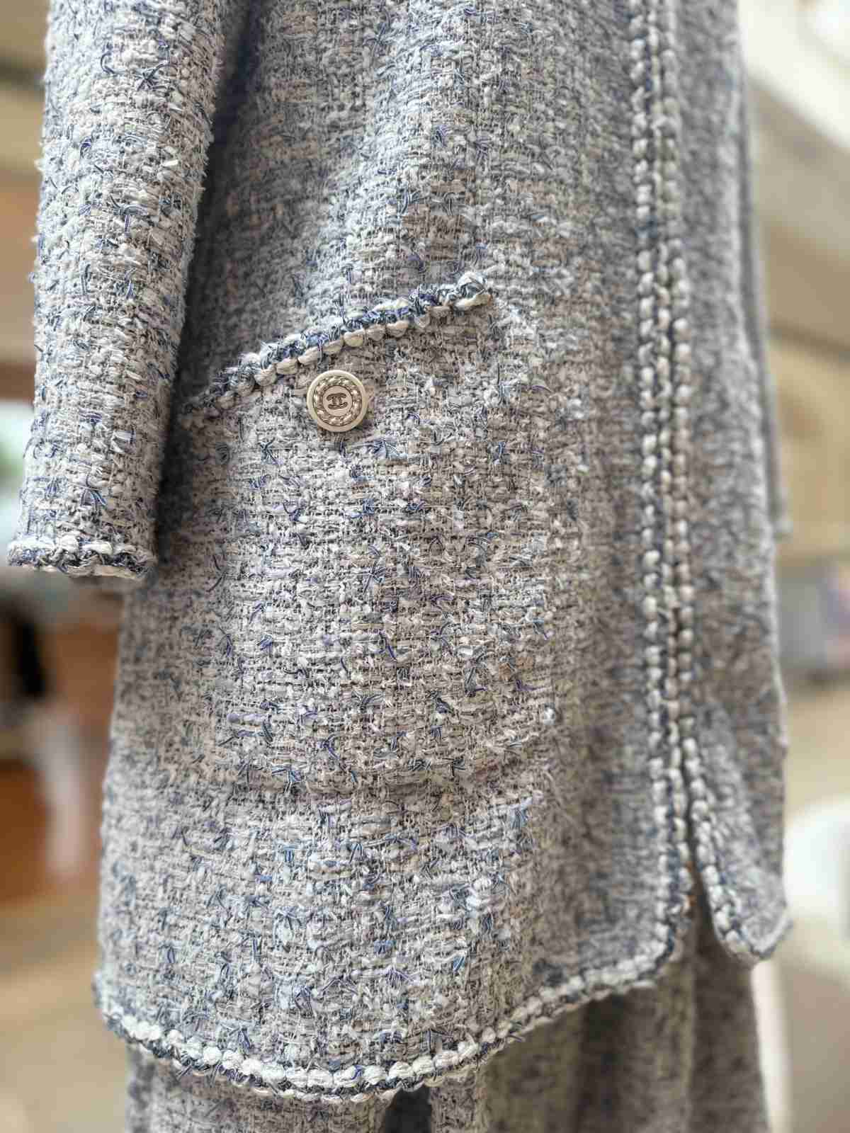 Detailaufnahme Chanel Tweed Struktur und Zierborte.