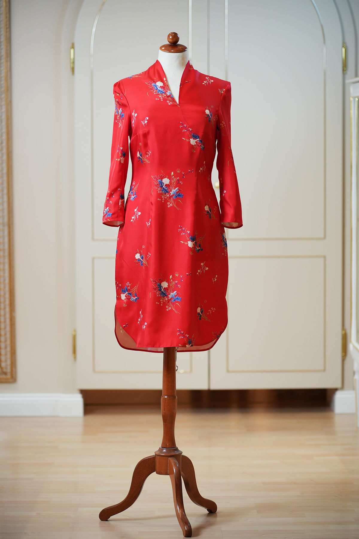 Rotes Kleid mit floralen Mustern von Atelier Beaumont – Vorderansicht
