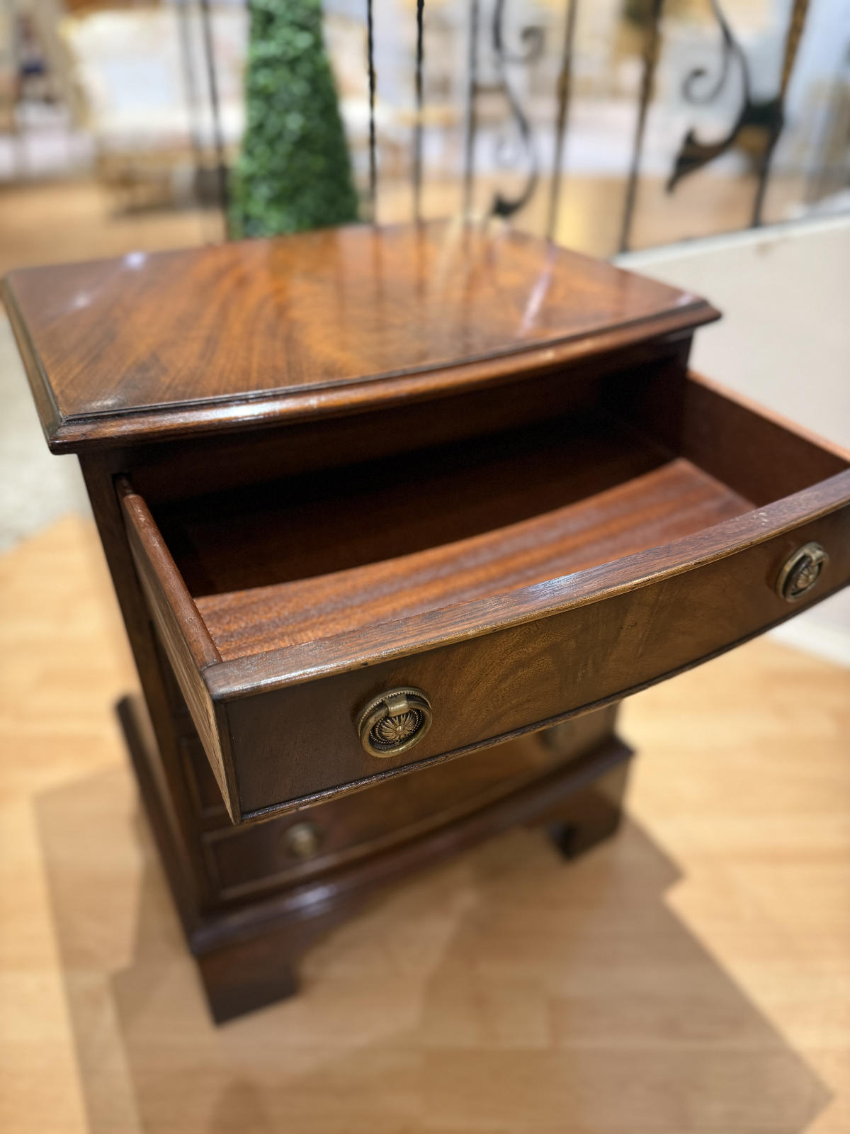 Kommödchen Toby mit geöffneter Schublade aus Mahagoni.