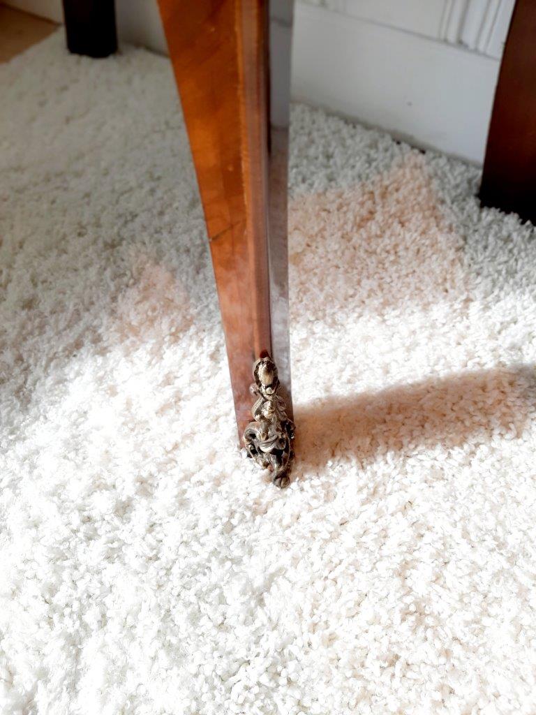 Barockkommoden Paar Detail Bronzeverzierung am Fuß der Barockkommoden