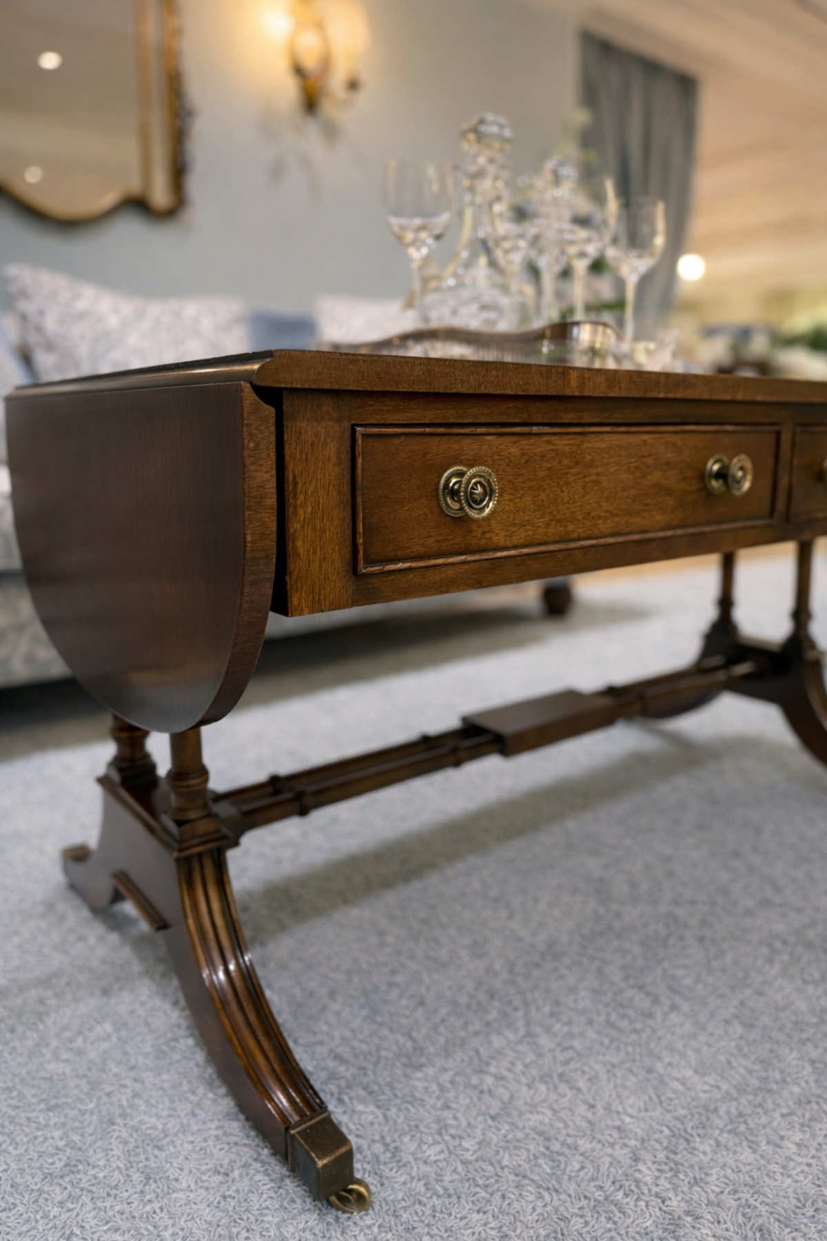 Couchtisch ausziehbar mit aufgeklappten Seiten im klassischen Wohnraum.