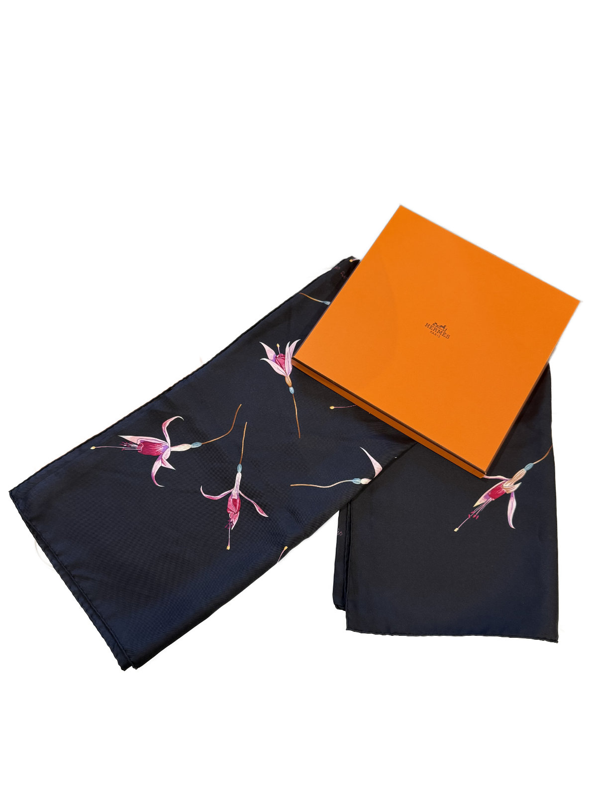 Hermès Tuch Fleurs de Fuchsia in Schwarz mit floralem Blumen Print aus Seide im Format 88 mal 90 Zentimeter, mit Originalbox.