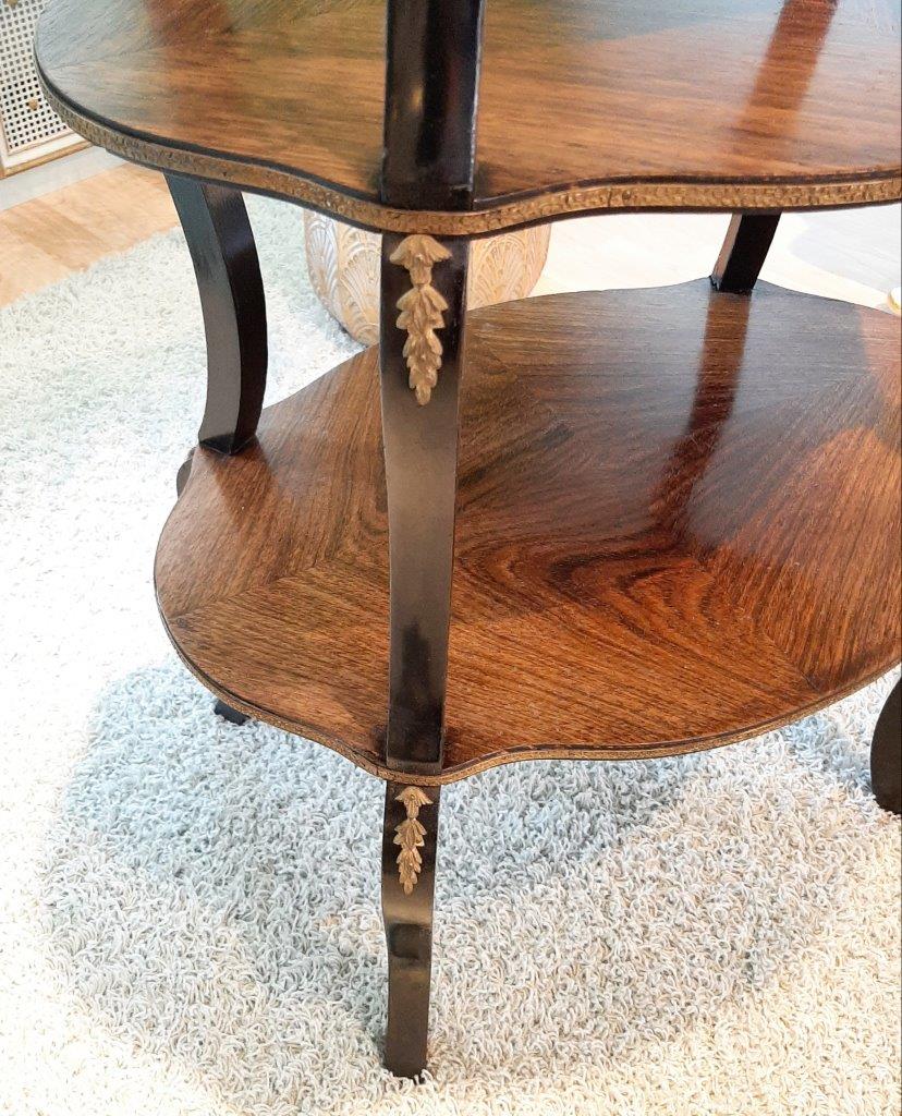 Antikes Regal Etagere Detail Beine mit Bronzeverzierung