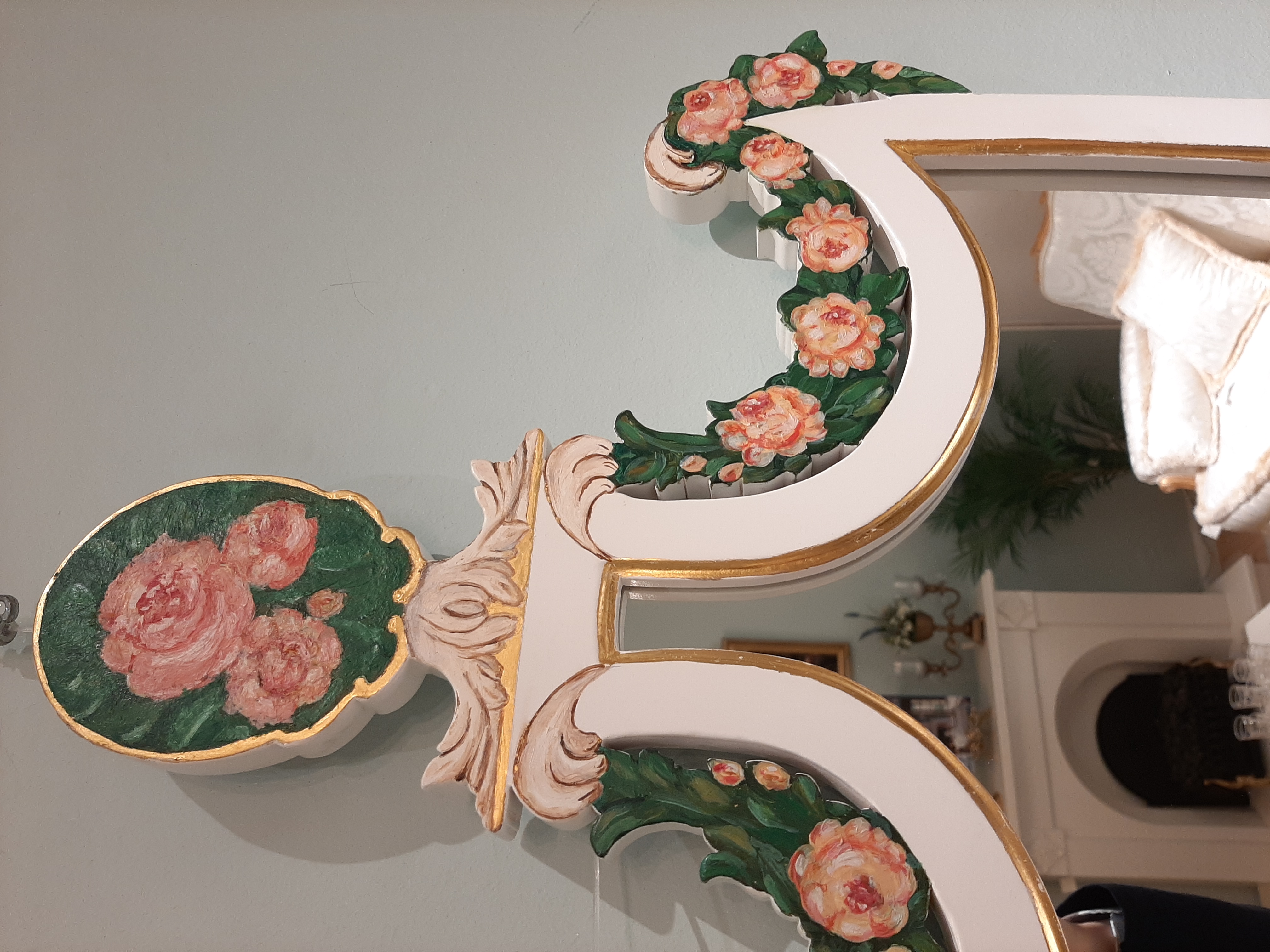 Detail der Rosenbemalung am Spiegel oben