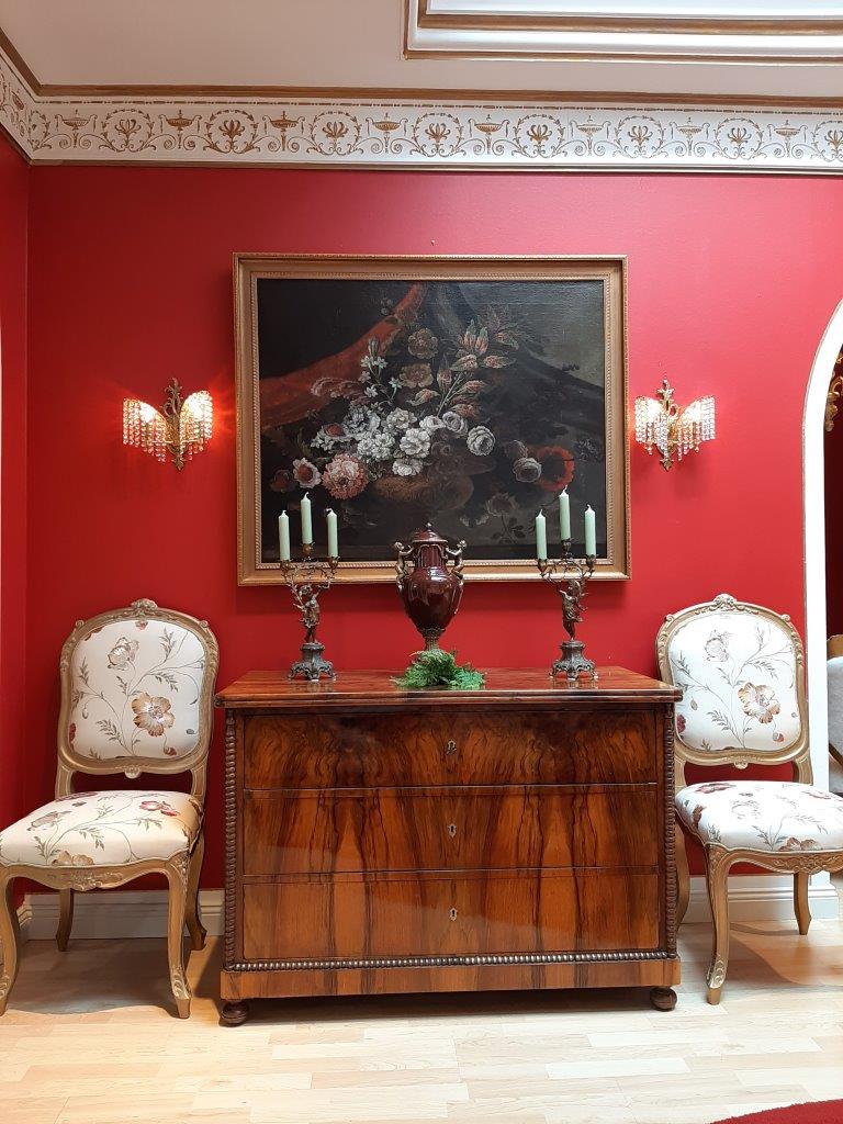 Zwei Louis-XV-Stühle in Gesamtansicht im Raum