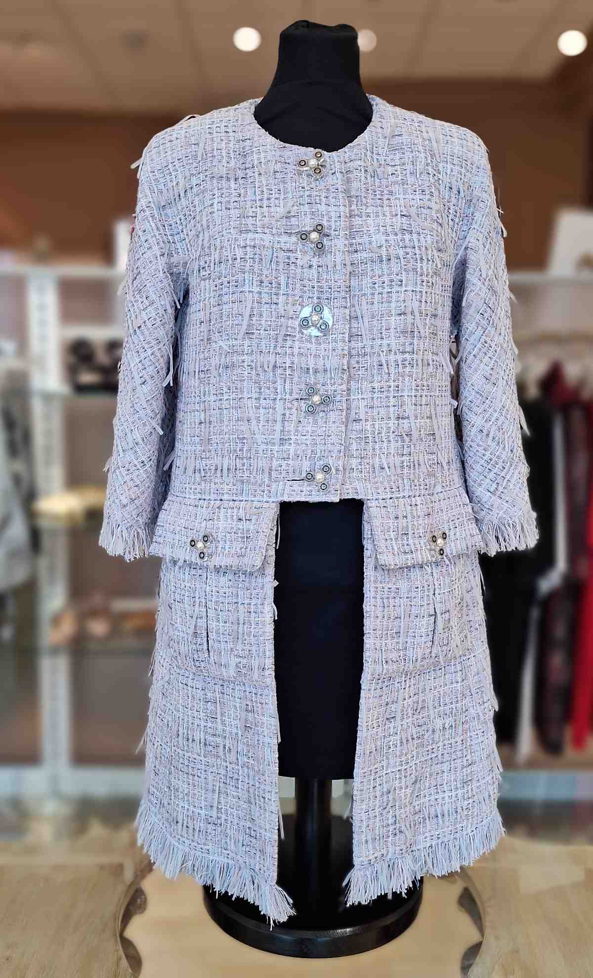 Chanel Gehrock, in flieder-blau, Größe 40, neuwertig, mit Fransen und großen Knöpfen, Frontalansicht.