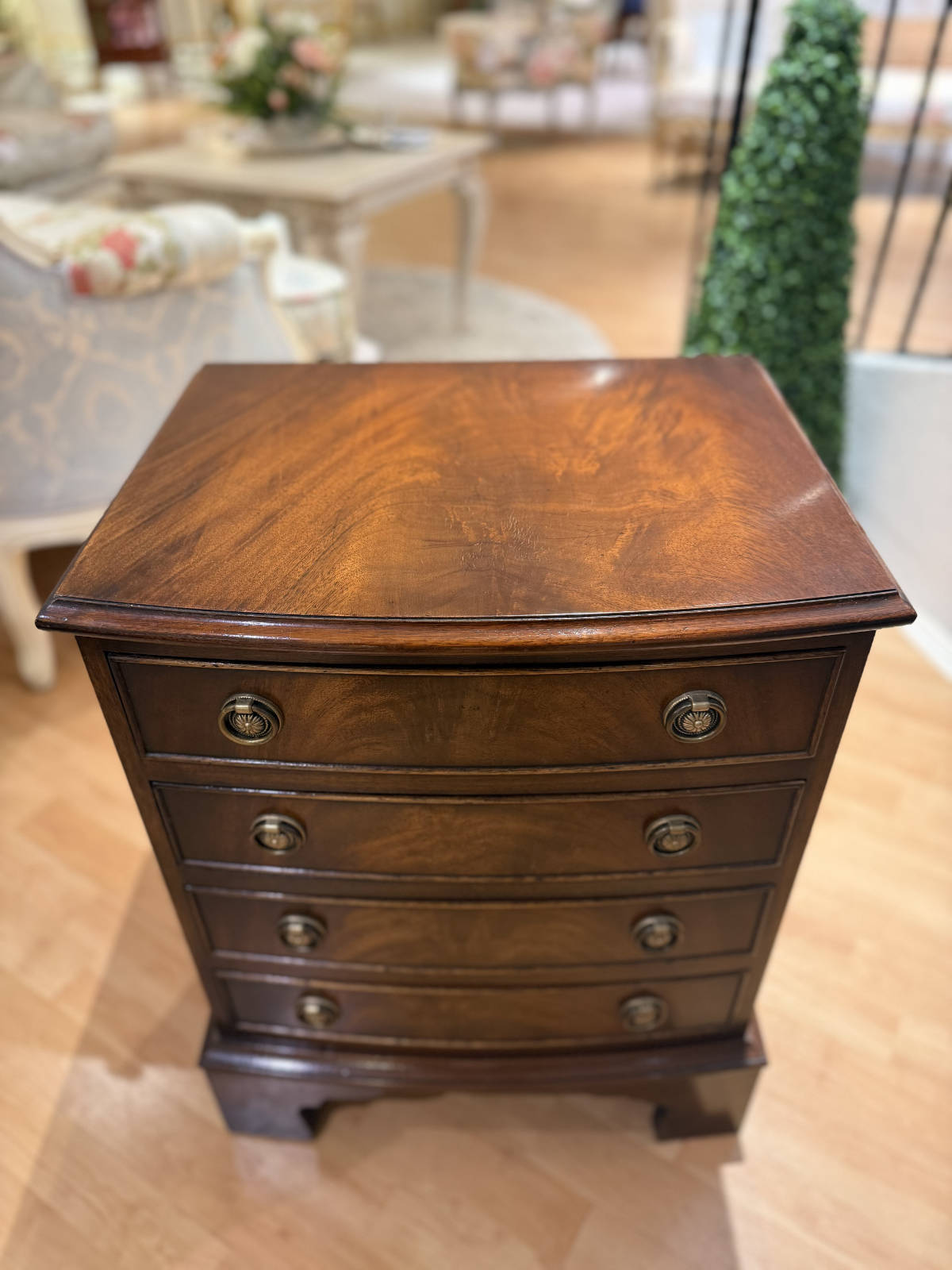 Kommödchen Toby Detail der Oberfläche aus Mahagoni.