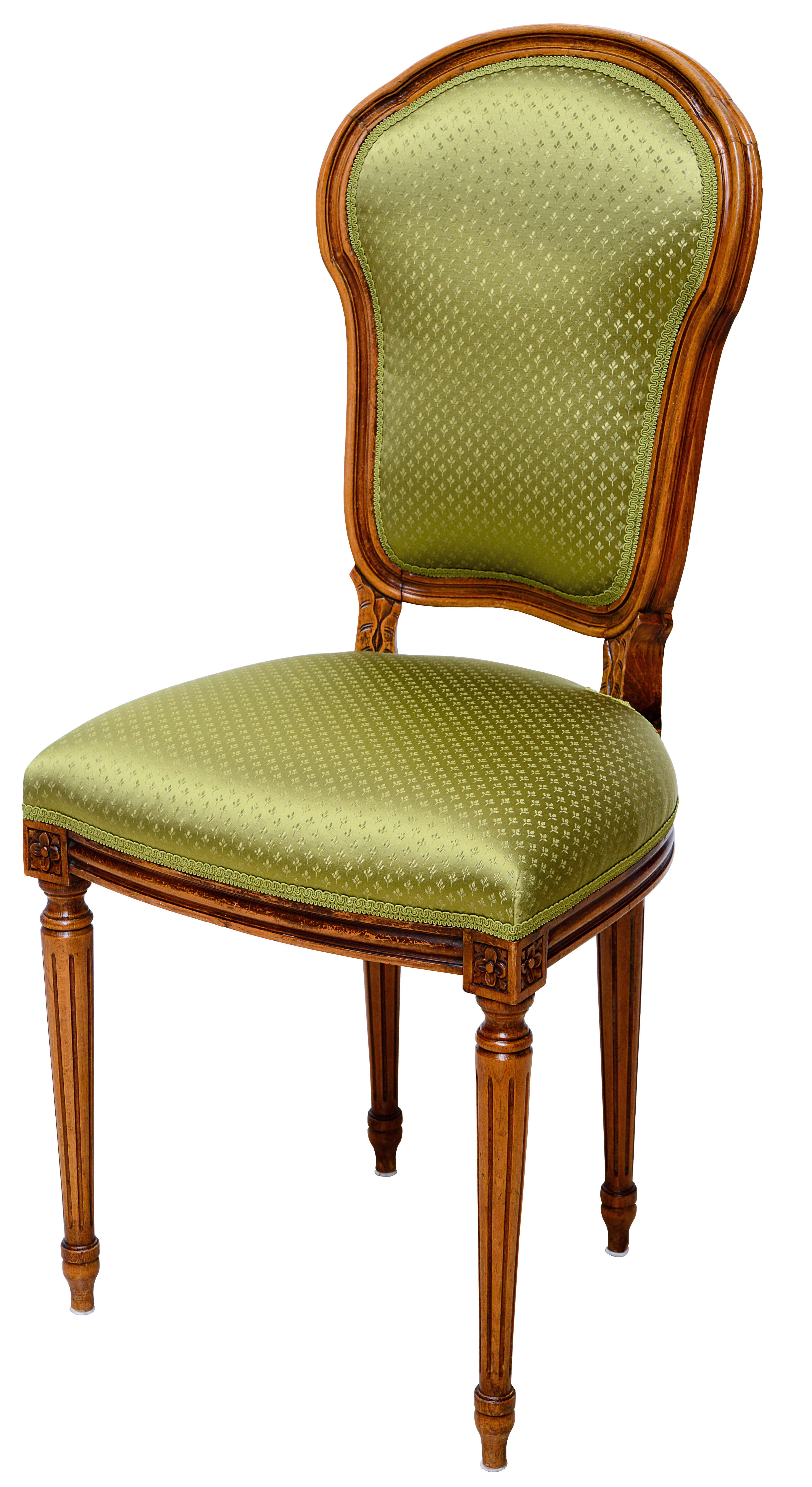 Der Stuhl TIEMON ist eine echte Antiquitaet aus dem 19. Jhdt. und wurde in den eigenen Werkstätten überarbeitet und mit glänzendem grünem Stoff neu gepolstert. Hochwertiges aus zweiter Hand bei Phönix Schöner Leben