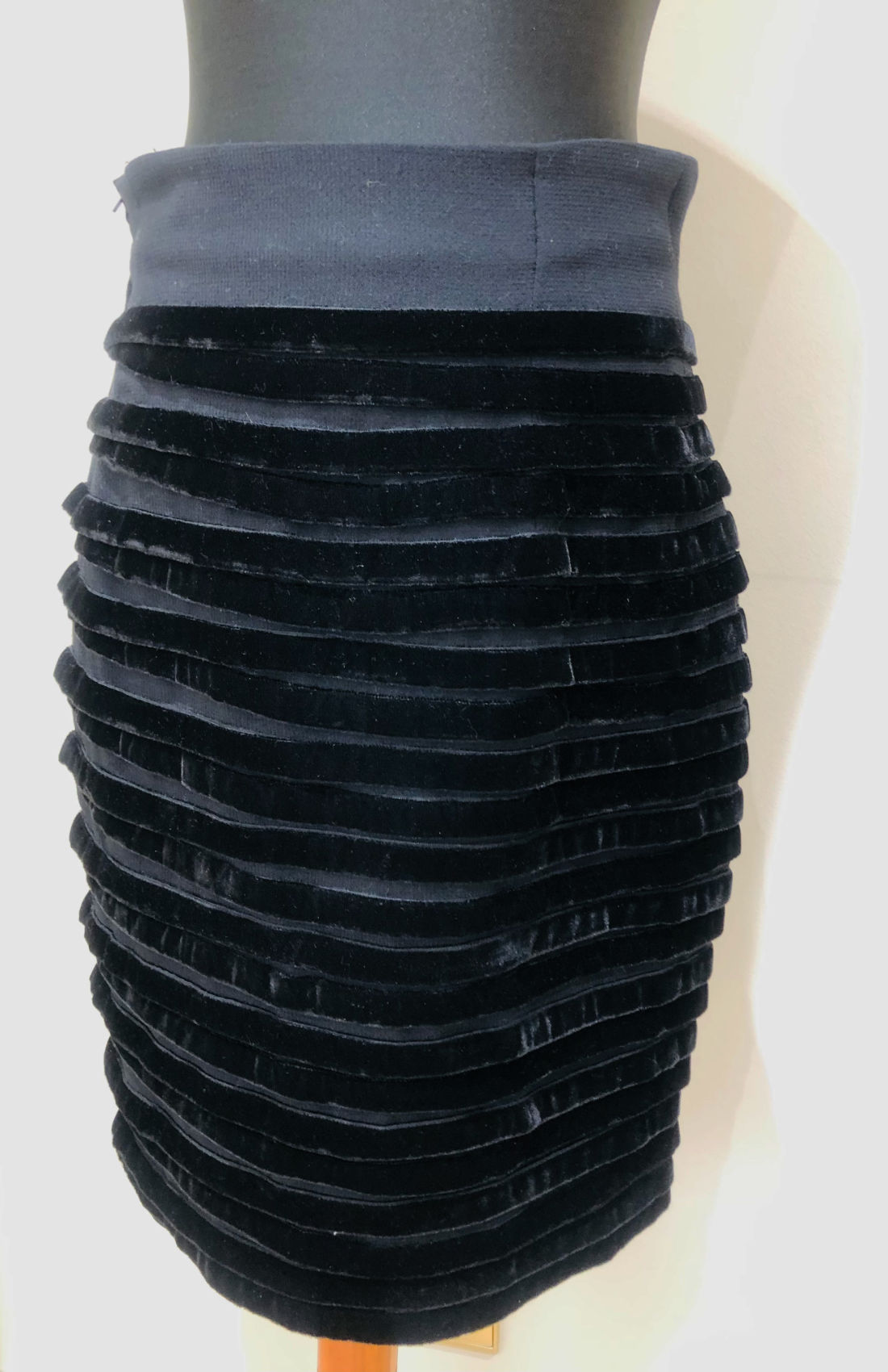 Versace Bleistiftrock, in schwarz, frontal eins.
