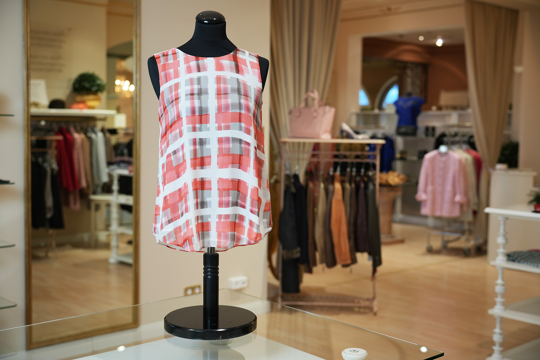 Chiffon Top von Iris von Arnim aus Seide in Flamingo Check Paint auf Schneiderpuppe