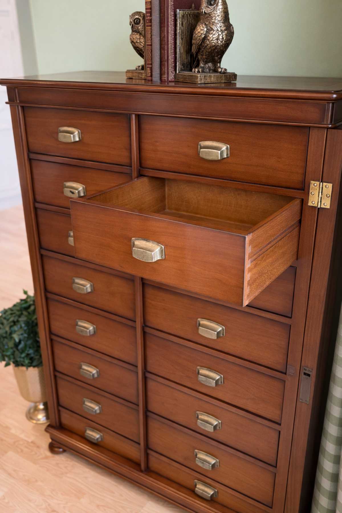 Geöffnete Schublade der italienischen Kommode Asolo zeigt hochwertige Verarbeitung und Stauraum.