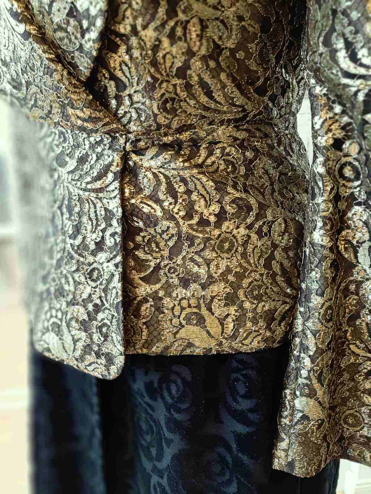 Christian Lacroix Blazer, in gold-schwarz, Detail.