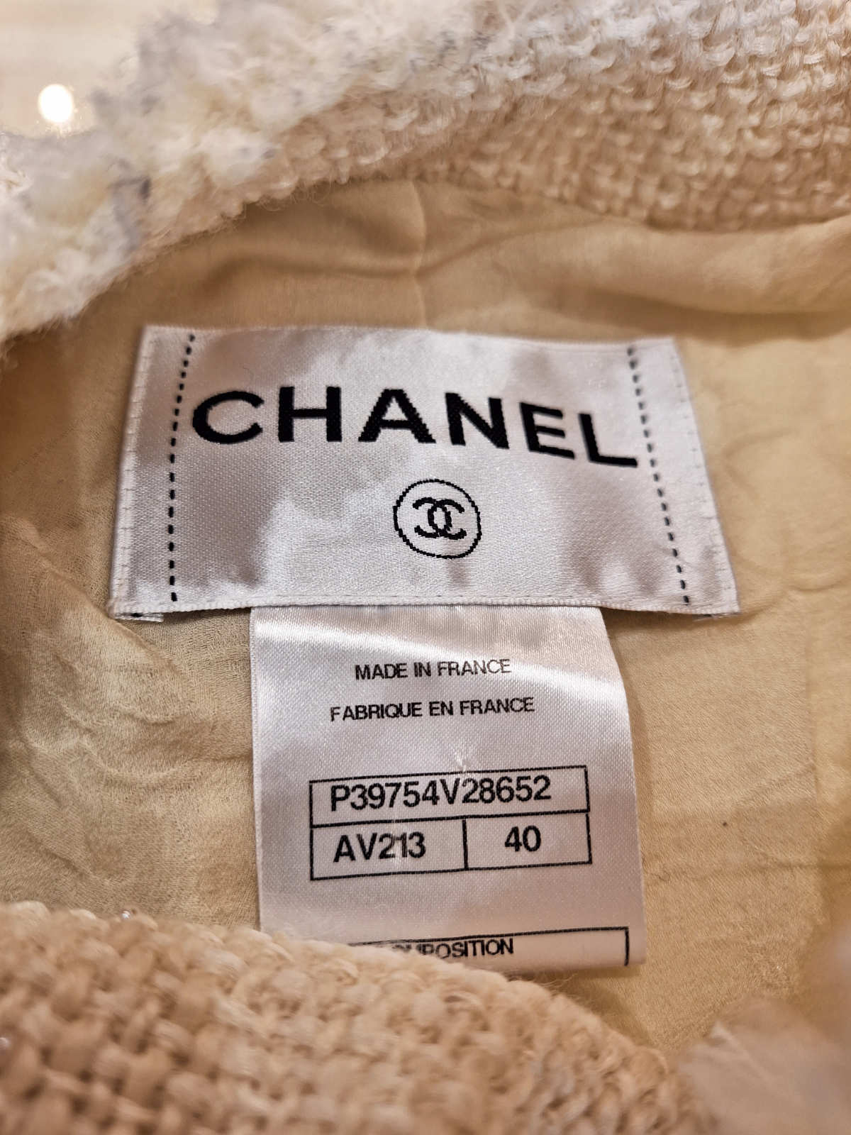 Chanel Blazer, cremefarben, Größe 40, neuwertig, mit Fransen und Doppelknopf, Logo.