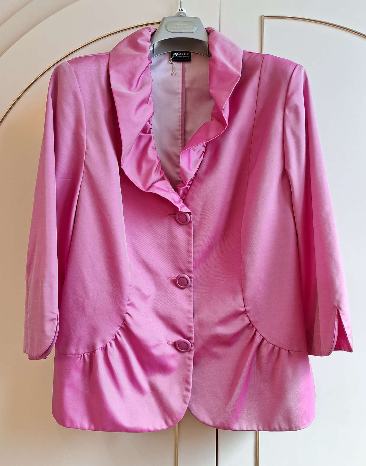 Select Damen-Blazer, in pink, Größe 46, mit Rüschen, Dreiviertelarm, Frontalansicht.