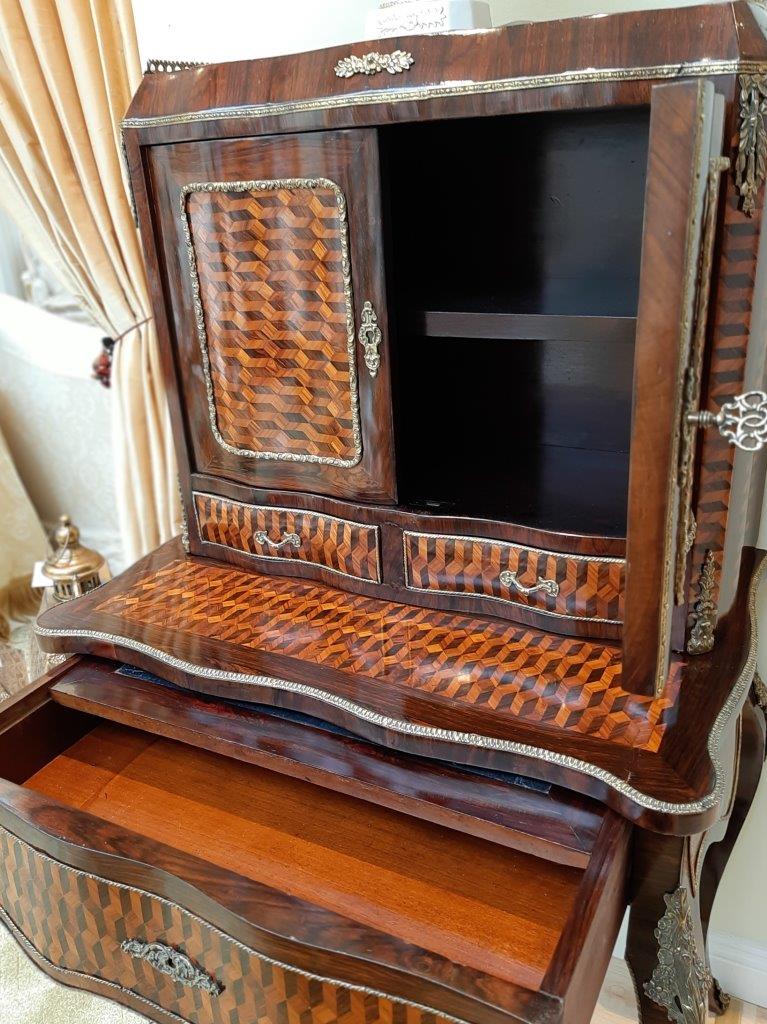 Würfelintarsie Bronze Palisander Schublade geöffnet Sekretär reich an Intarsien