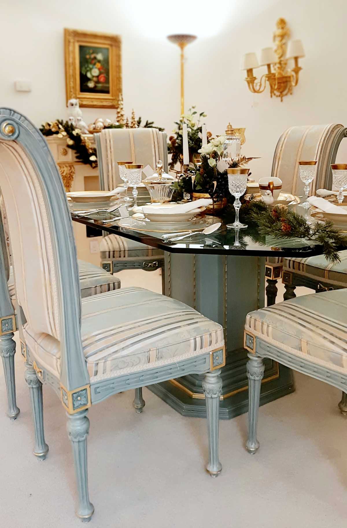 Tischgruppe im Stil des Louis XVI, aus dem Hause Trüggelmann, in türkis mit 6 Stühlen, seitlich.
