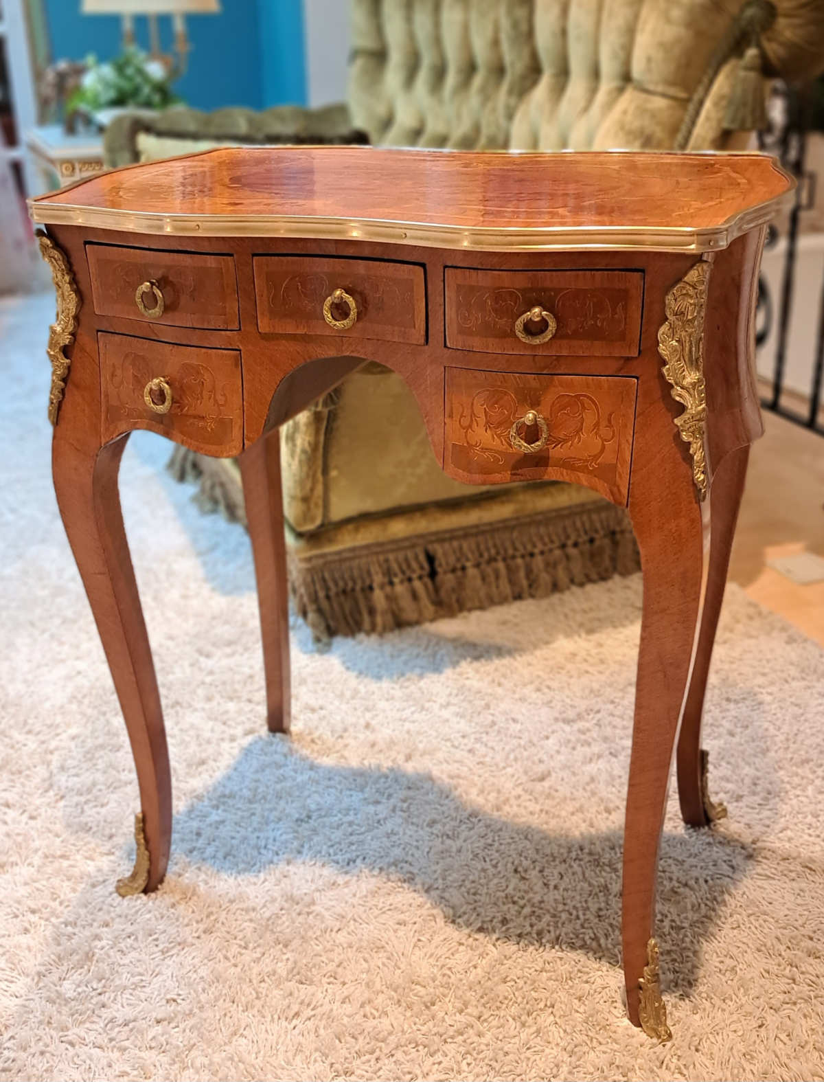 Antikes Tischchen, nutzbar als Schreibtisch, aus Rosenholz, mit Messingbeschlägen, fünf Schubladen, schönem Furnierbild, Frontalansicht.