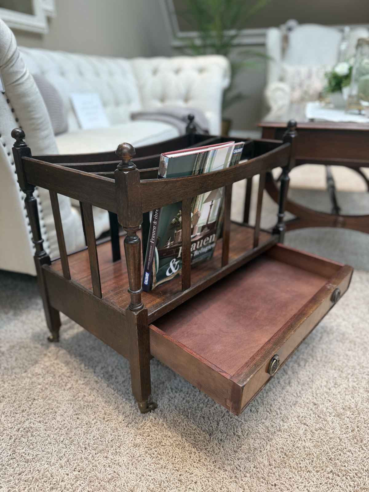 Zeitungsständer Edward englischer Stil Seitenansicht Detail.