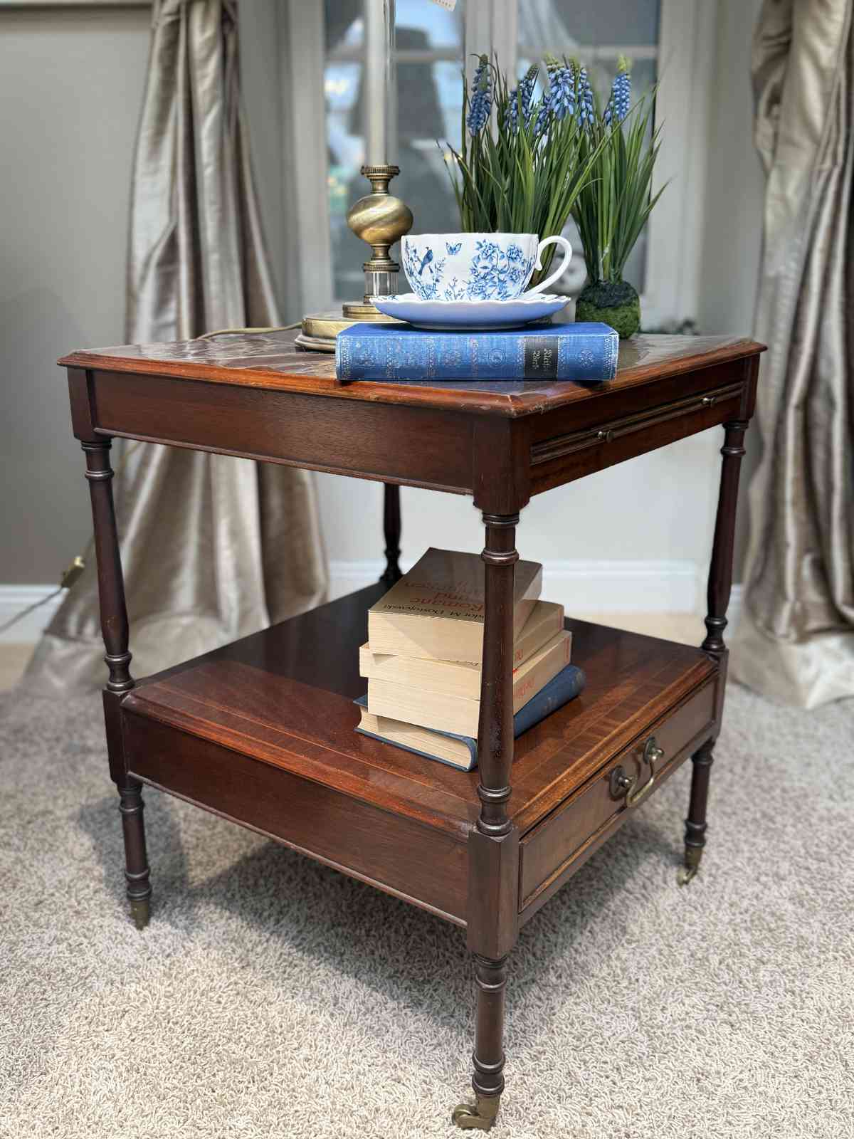 Beistelltisch Edward als Lampentisch dekoriert.