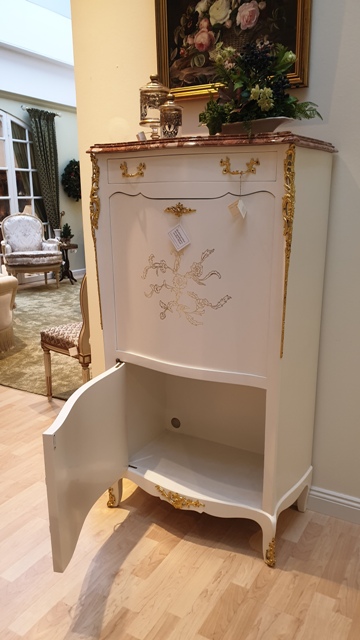 Sekretär ALINA mit Marmorplatte Sekretär ALINA mit weiß lackierter Oberfläche und goldenen Messingbeschlägen. *****Hochwertiges aus zweiter Hand bei Phönix Schöner Leben*****  H. 142 cm , B. 74 cm , T. 42  cm Nussbaumholz, weiß lackiert