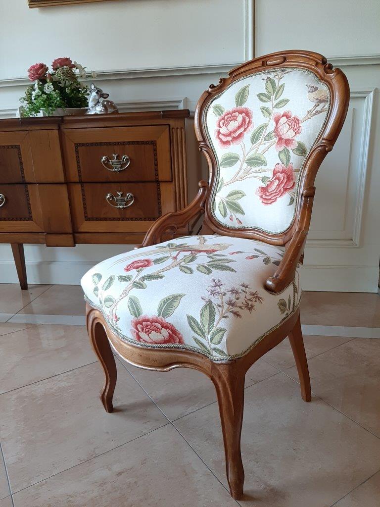 Antiker Nussbaum-Sessel frontal leicht links