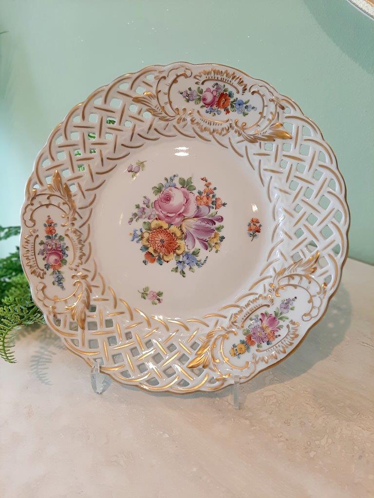 Handbemalter Wandteller mit floralem Dekor und durchbrochenem Rand aus Potschappel