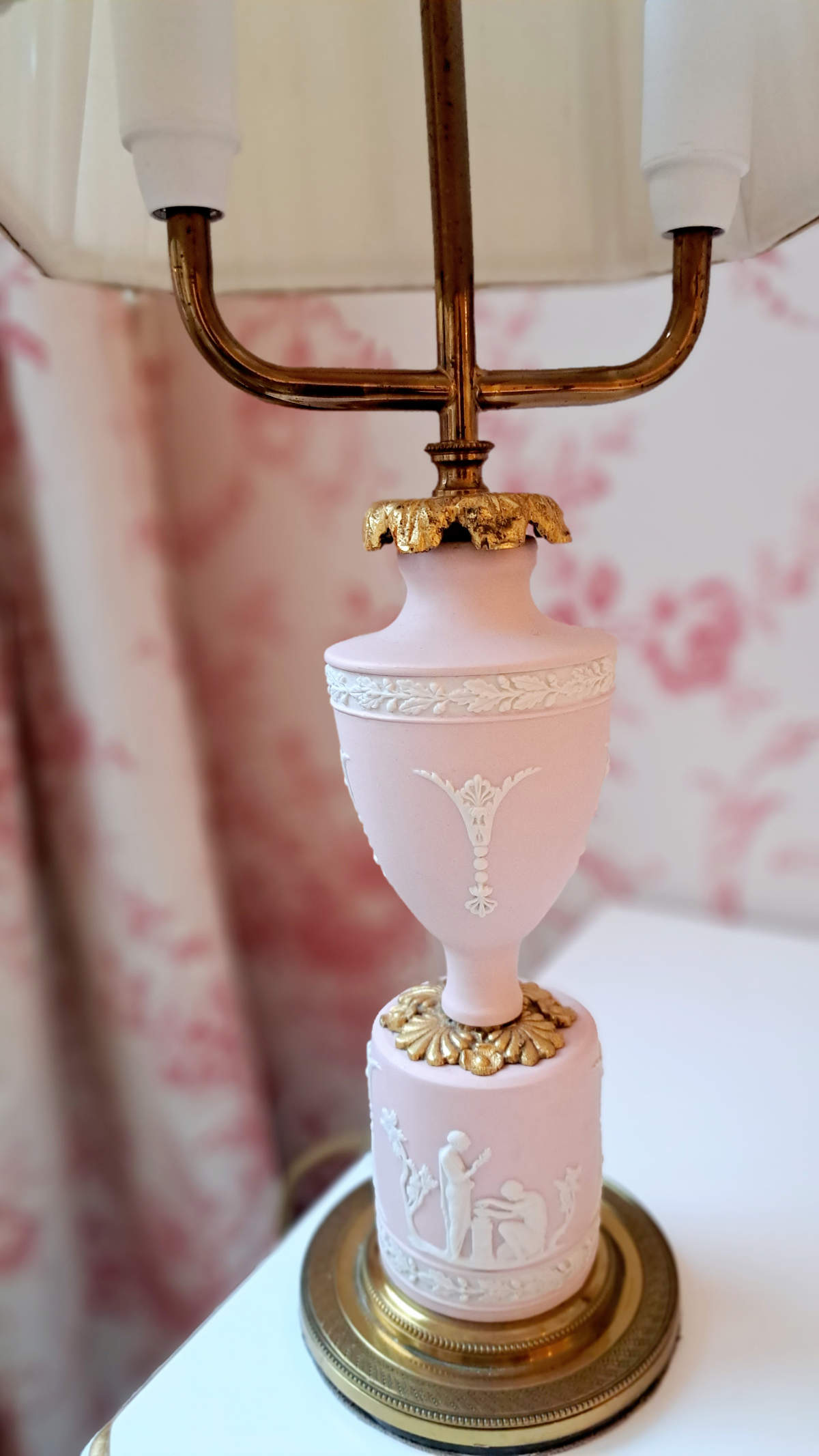 Tischlampe mit Fuß aus Biskuit Porzellan, aus dem 19. Jahrhundert, aus Italien, Vasenform, mit Messing, von vorne.