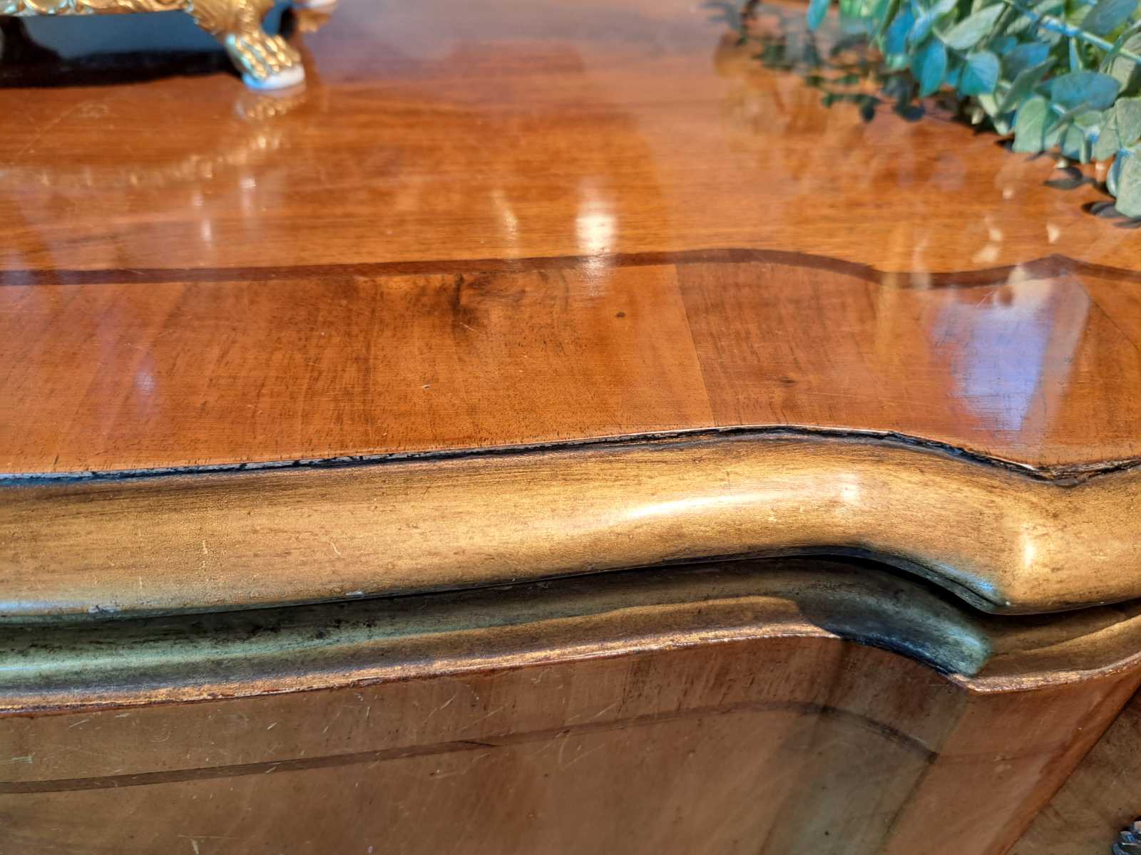 Antike Barockkommode 18 Jh Nussbaumholz original unrestauriert oben Antike Barockkommode, 18. Jh., aus Nussbaumholz, noch Original, unrestauriert, von oben.