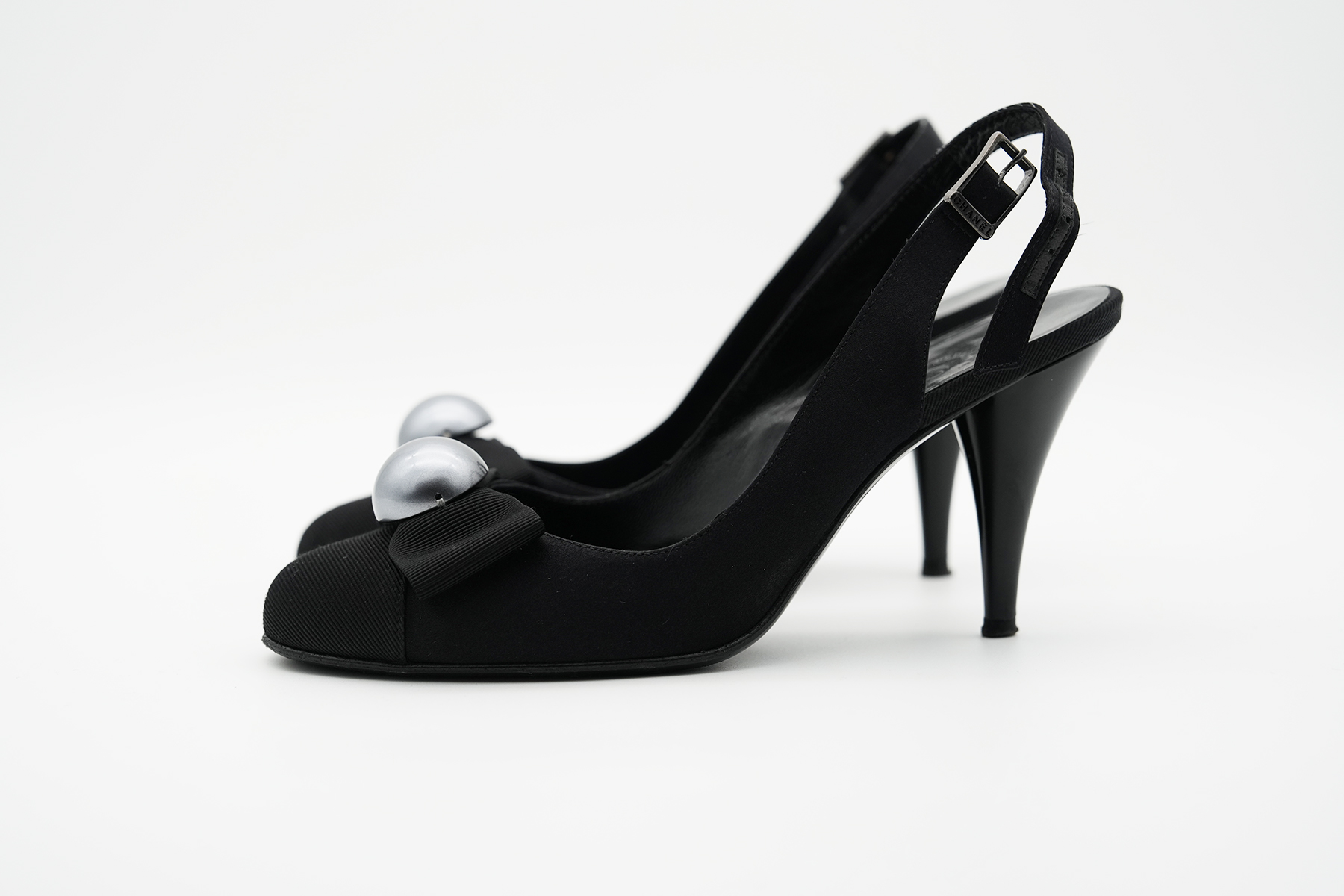 Schwarze Chanel Riemchenpumps aus Satin und Leder mit Perlenakzent, seitliche Ansicht