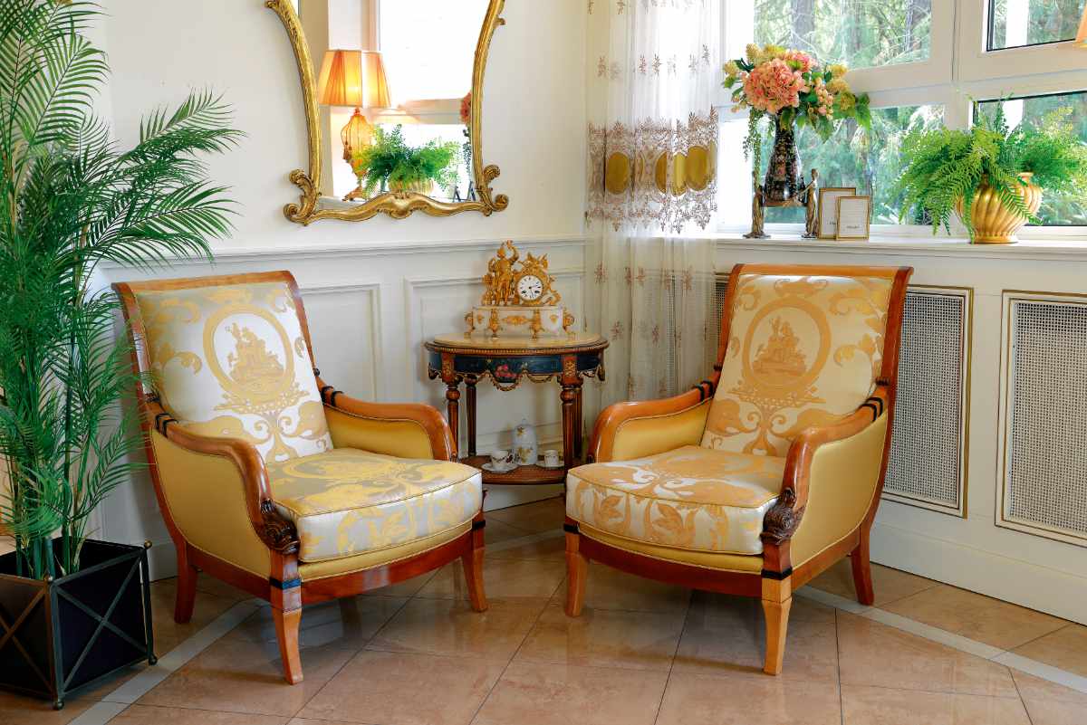 Restaurierter Sessel Delphino aus Holz mit Stoff im Delphinmotiv.