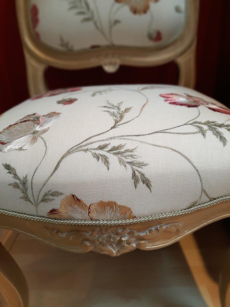 Detail der floralen Sitzfläche vorne oben