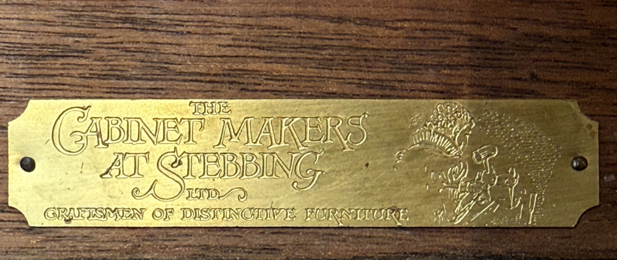 Herstellerplakette von The Cabinet Makers Sherborne am Couchtisch Sven.