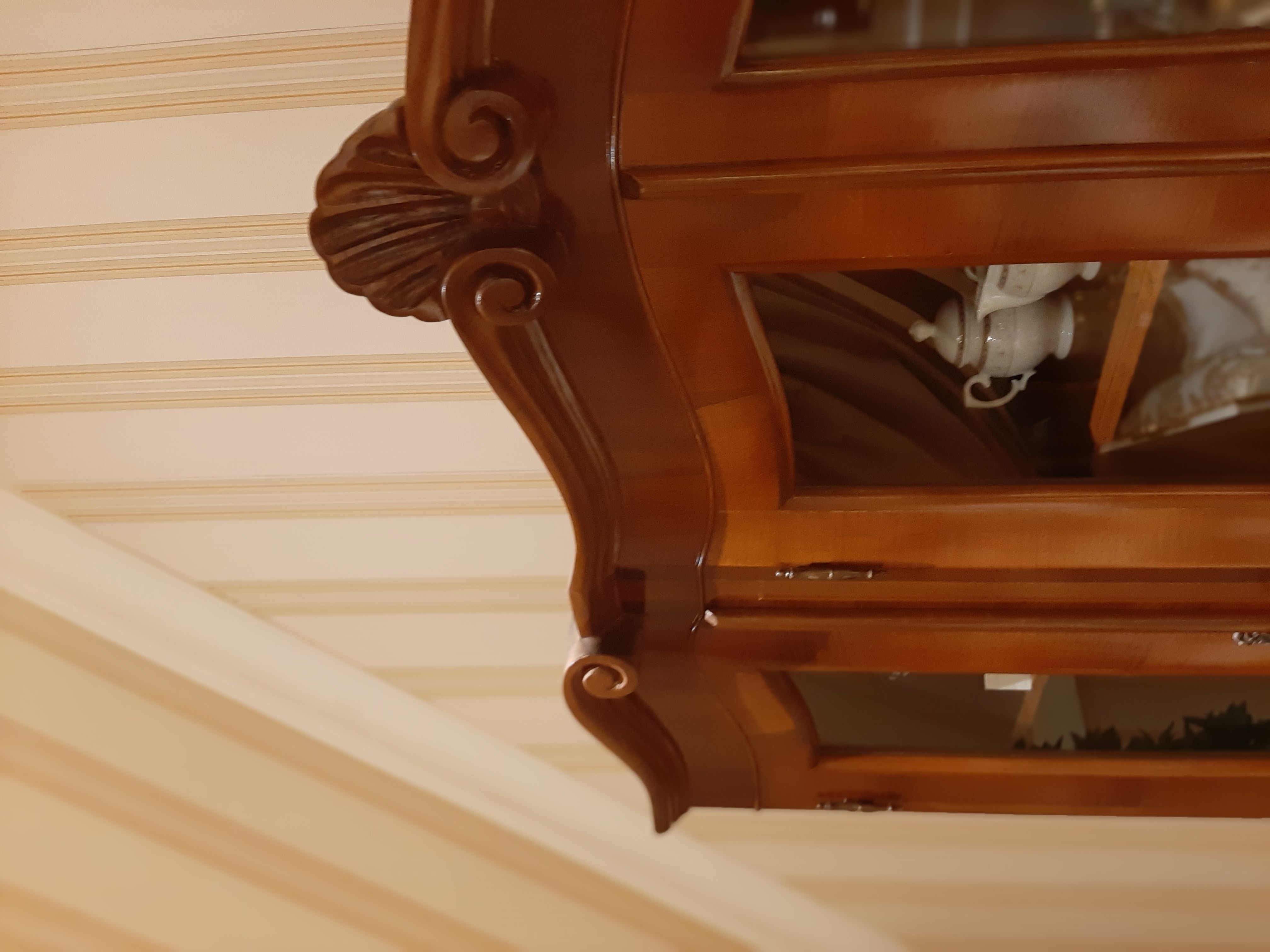 Seitliches Detail einer Barockvitrine aus Nussbaumholz mit Glas