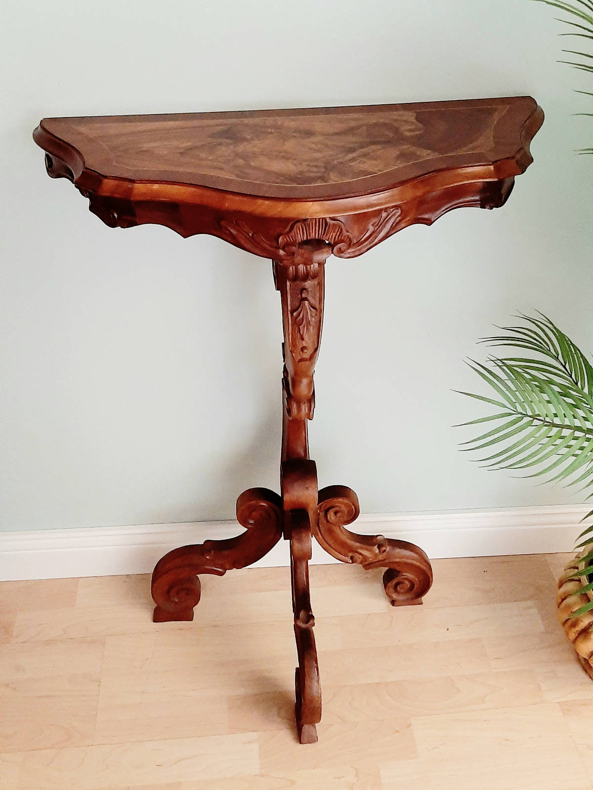 Konsole Nussbaum Wurzelholz klein frontal Konsole aus Nussbaum mit Furnier aus Wurzelholz, klein, Frontalansicht.