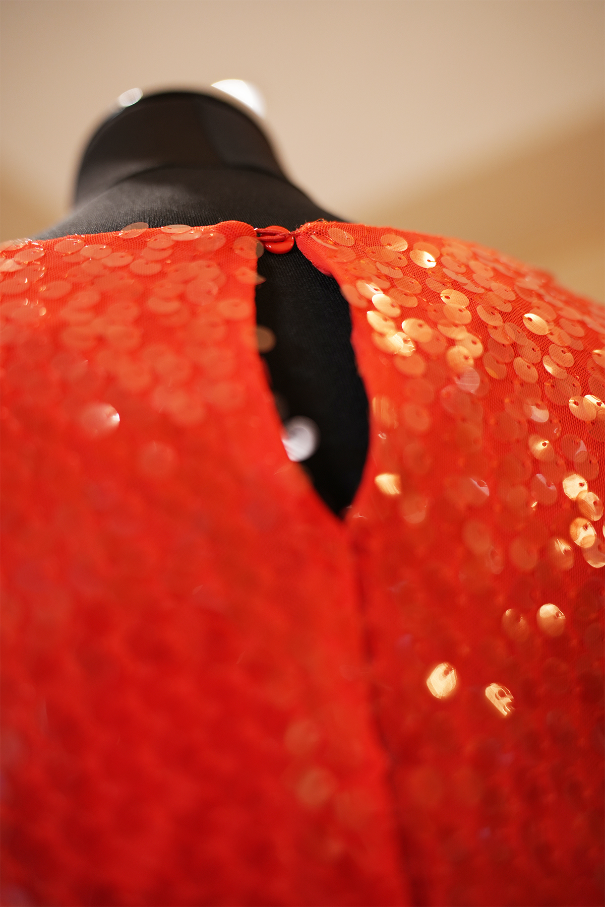 Detail Rückenausschnitt rotes Paillettenkleid Luisa Cerano