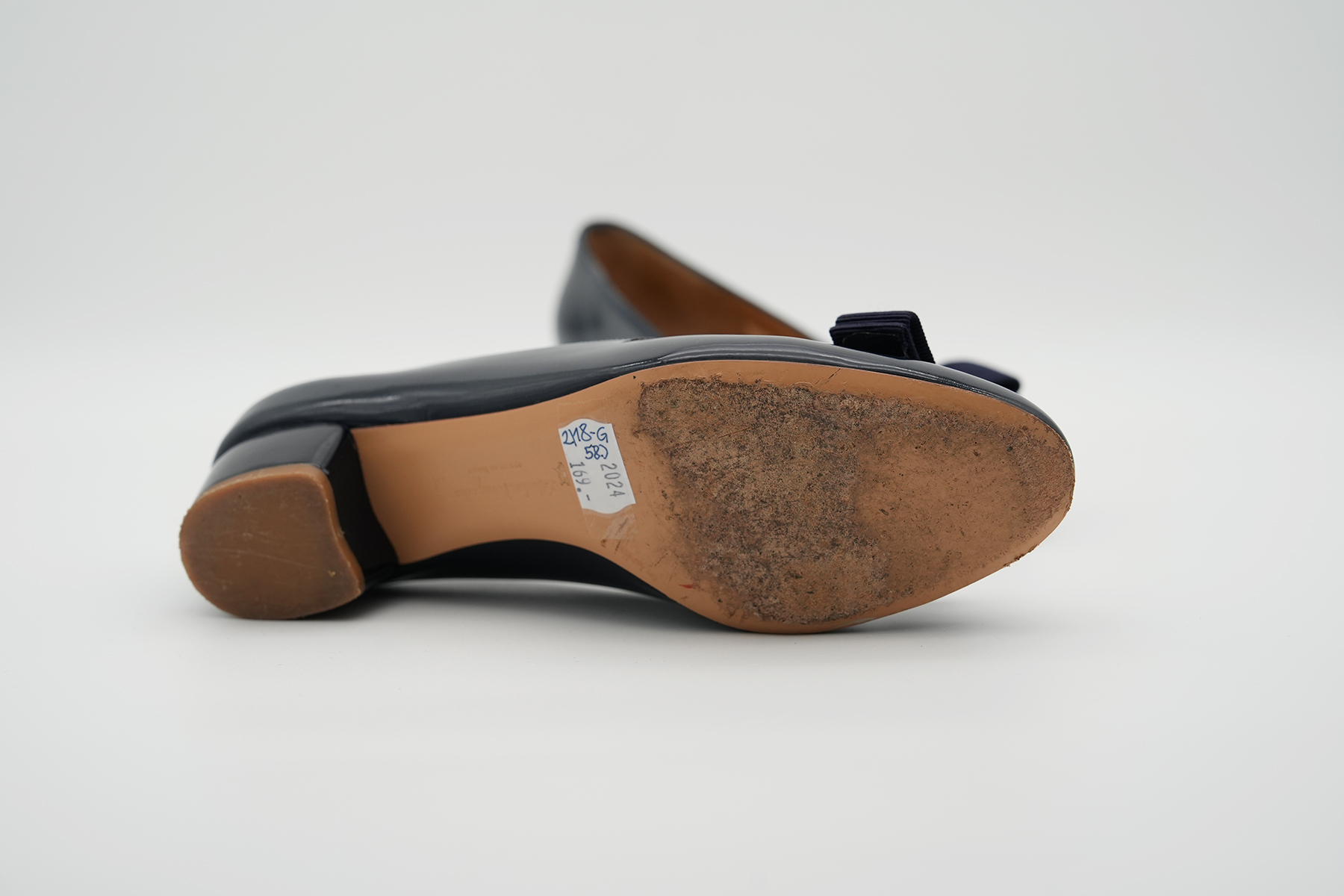 Sohle eines Ferragamo-Pumps in Dunkelblau, seitlich liegend