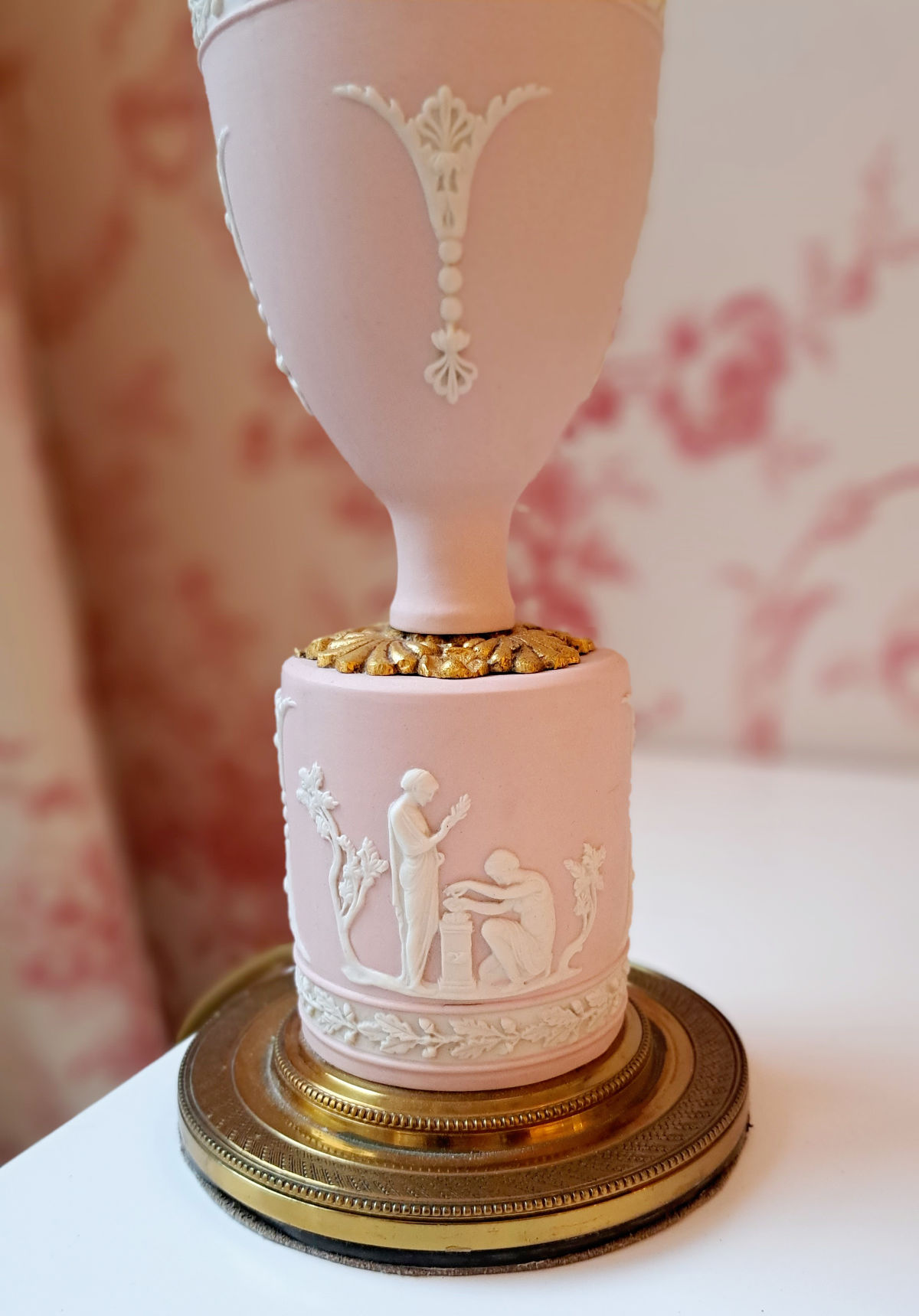 Tischlampe mit Fuß aus Biskuit Porzellan, aus dem 19. Jahrhundert, aus Italien, Vasenform, mit Messing, Detailansicht.
