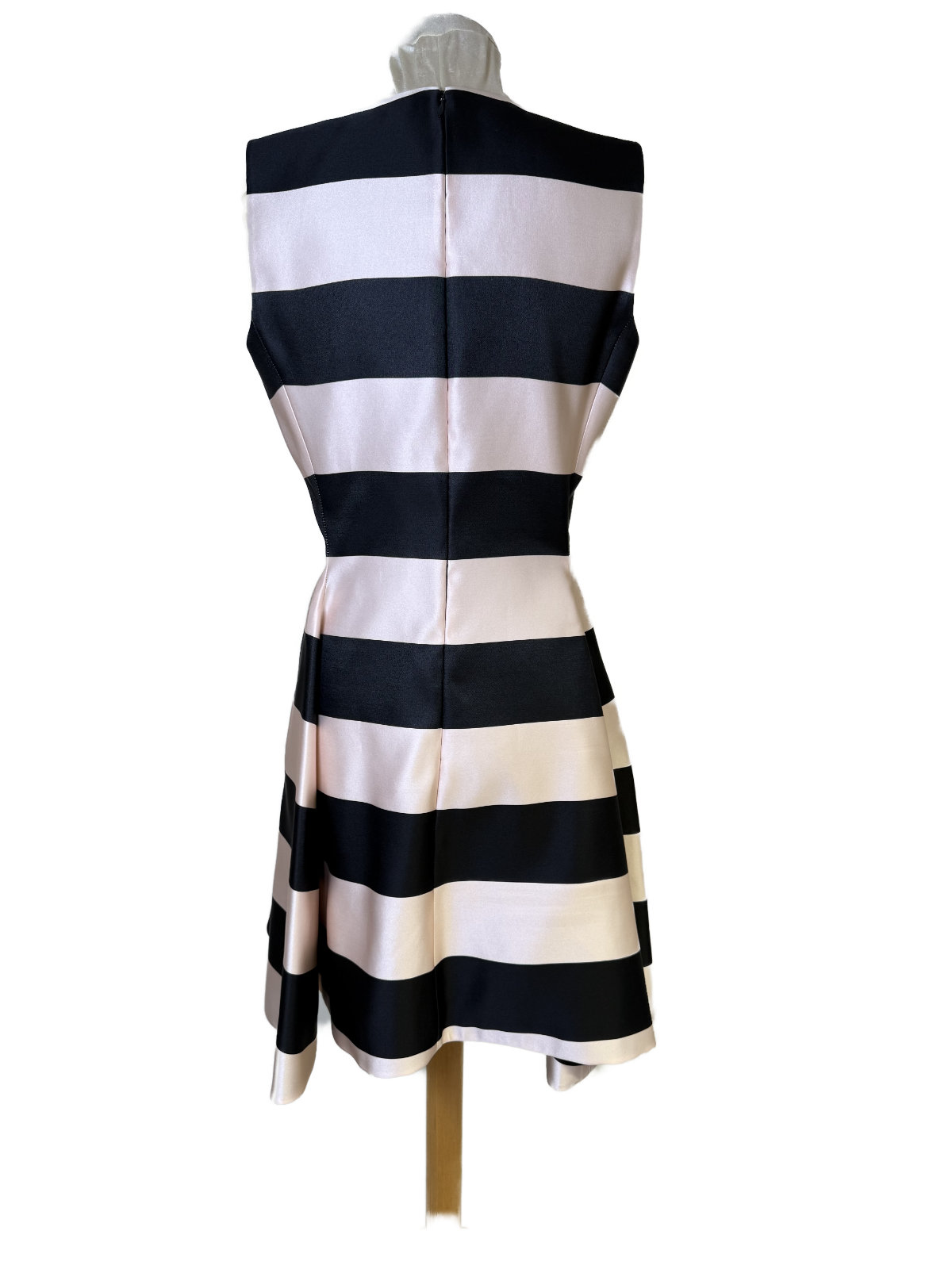 Rückansicht des ärmellosen Christian Dior Seidenkleids mit schwarz-rosé Streifen.