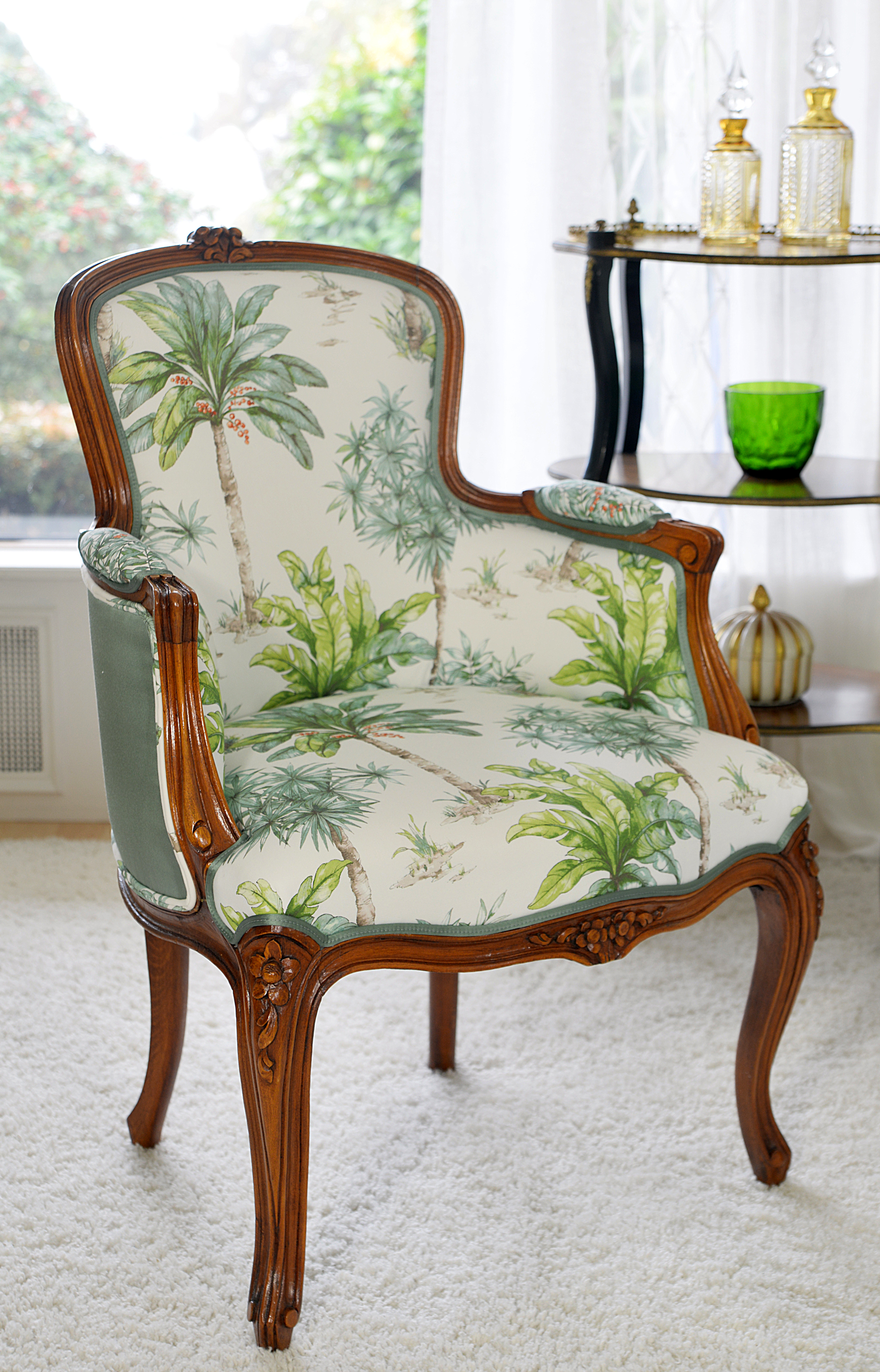 Neu gepolsterter Louis-XV-Sessel mit Palmenmuster, restaurierter Nussbaumrahmen