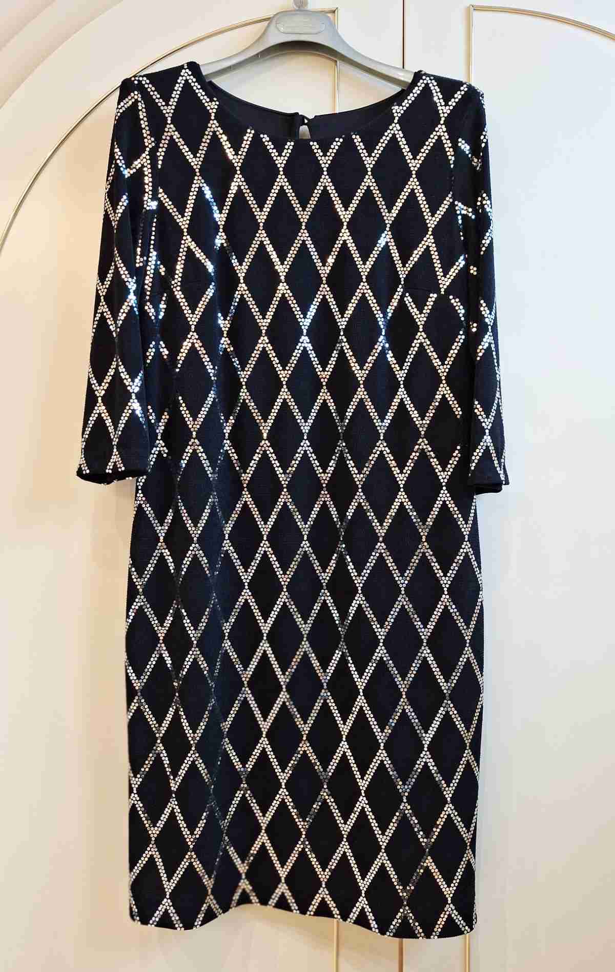 Joseph Ribkoff Abendkleid, in schwarz mit silber Rauten, Größe 40, neuwertig, Frontalansicht.