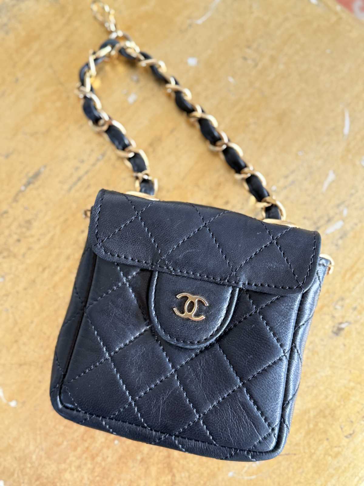 CHANEL Tasche in schwarz mit Gold.
