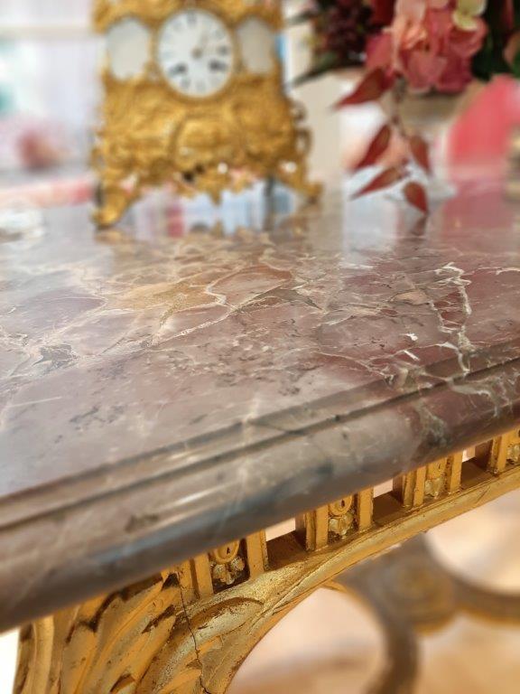 Musealer Tisch mit Marmorplatte