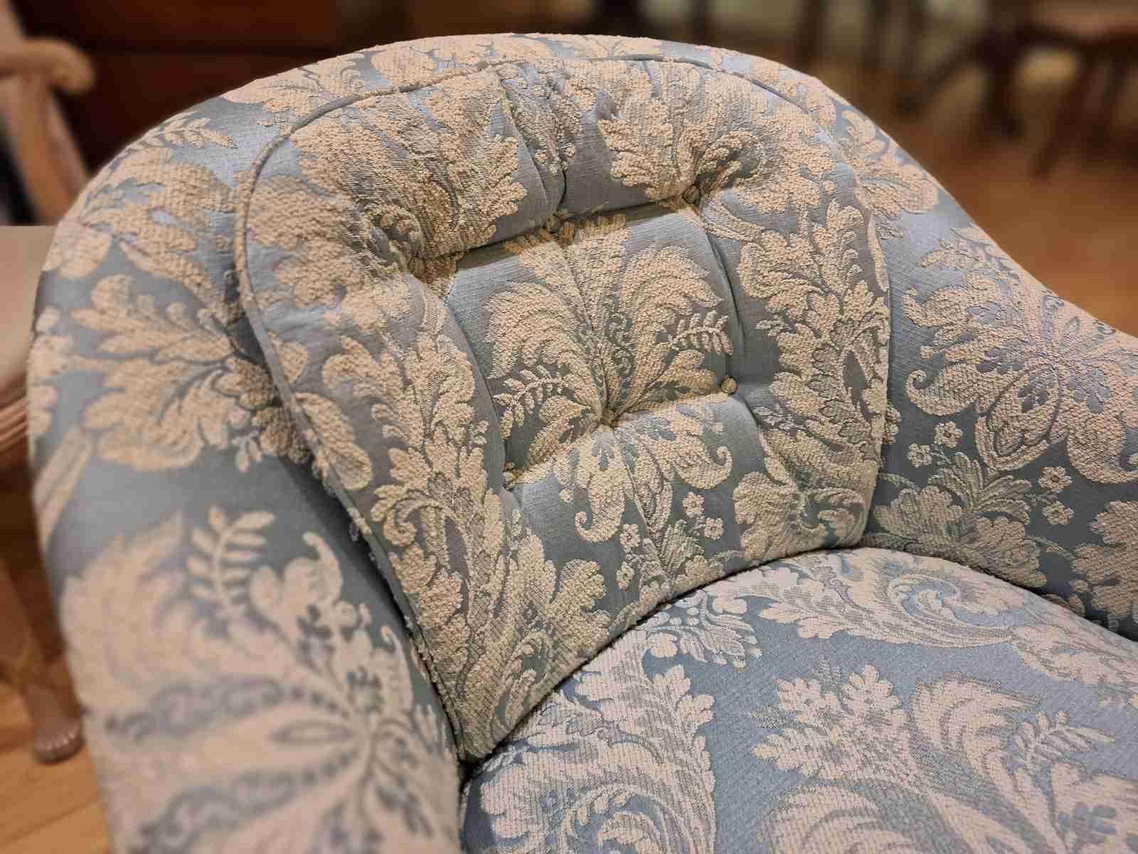 Kleine, zierliche Sofagruppe, bestehend aus Couch und 2 Sesseln, mit blauem Stoff, Quasten und Troddeln, Detail Kissen.