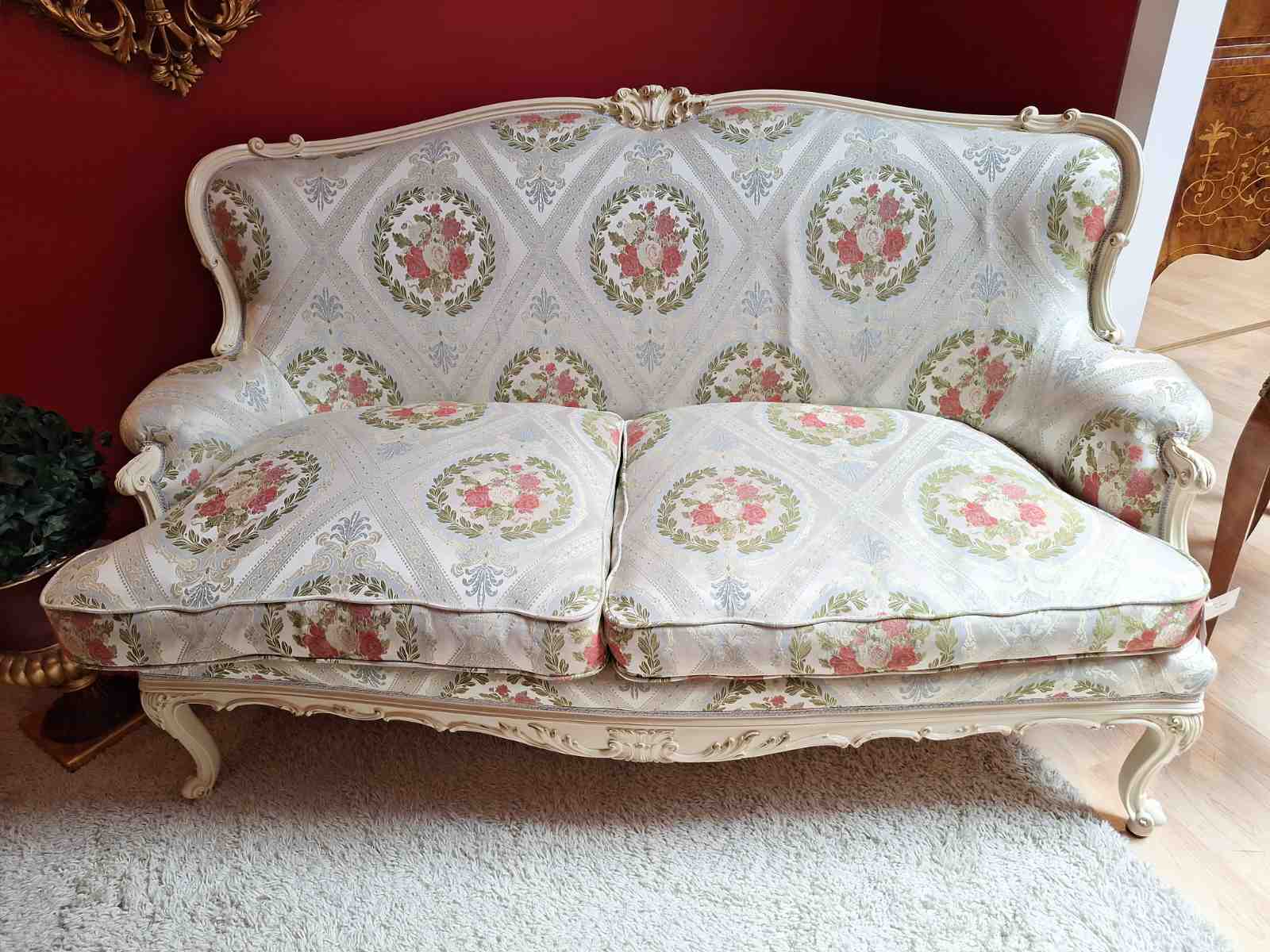 Cremefarbenes Sofa mit Ornamentstoff, mit Goldverzierungen, zierliche Größe, Secondhand, Frontalansicht.