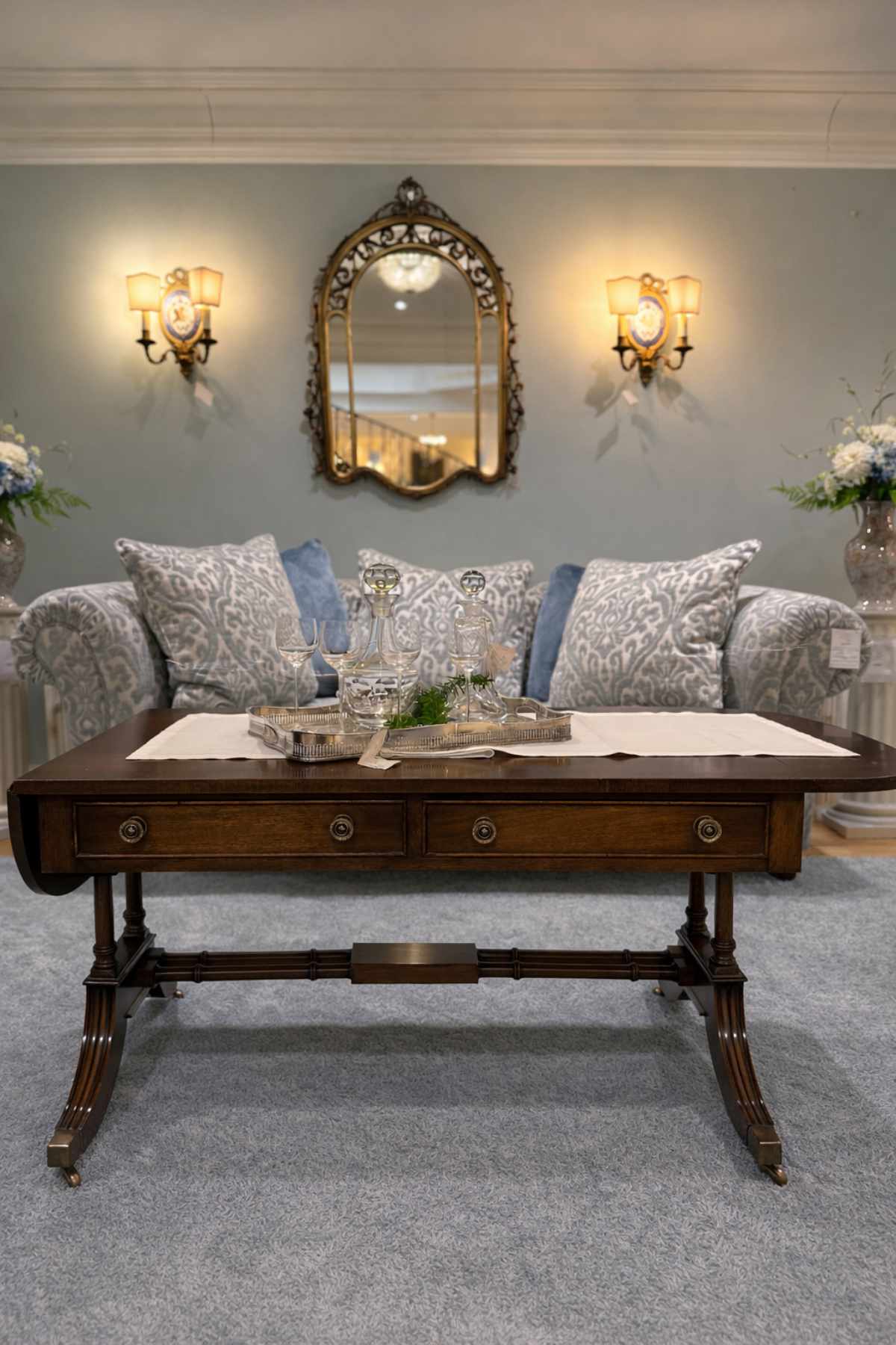 Couchtisch Paul aus Mahagoni von Bevan Funnell im englischen Stil.