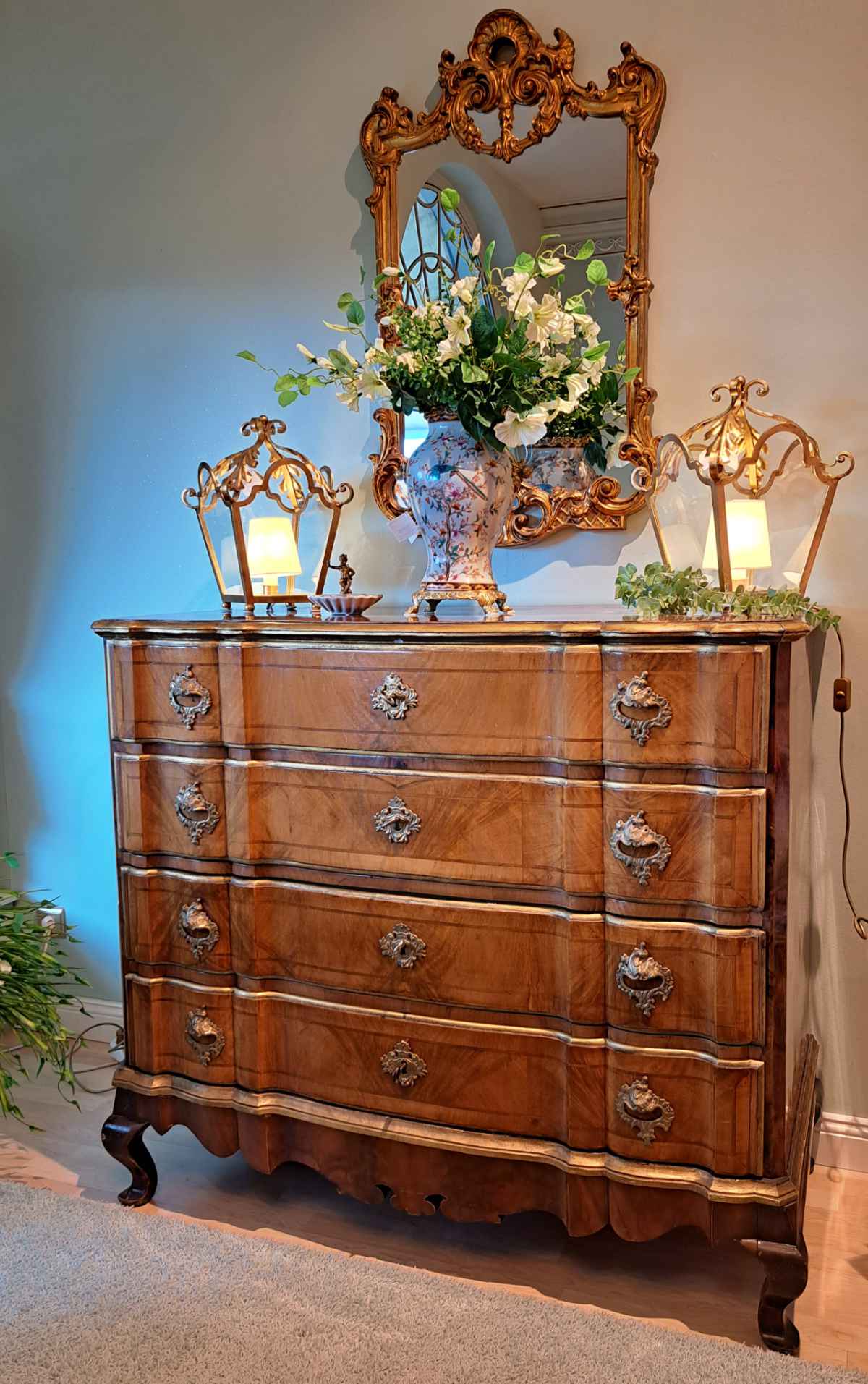 Antike Barockkommode 18 Jh Nussbaumholz original unrestauriert frontal Antike Barockkommode, 18. Jh., aus Nussbaumholz, noch Original, unrestauriert, Frontalansicht.