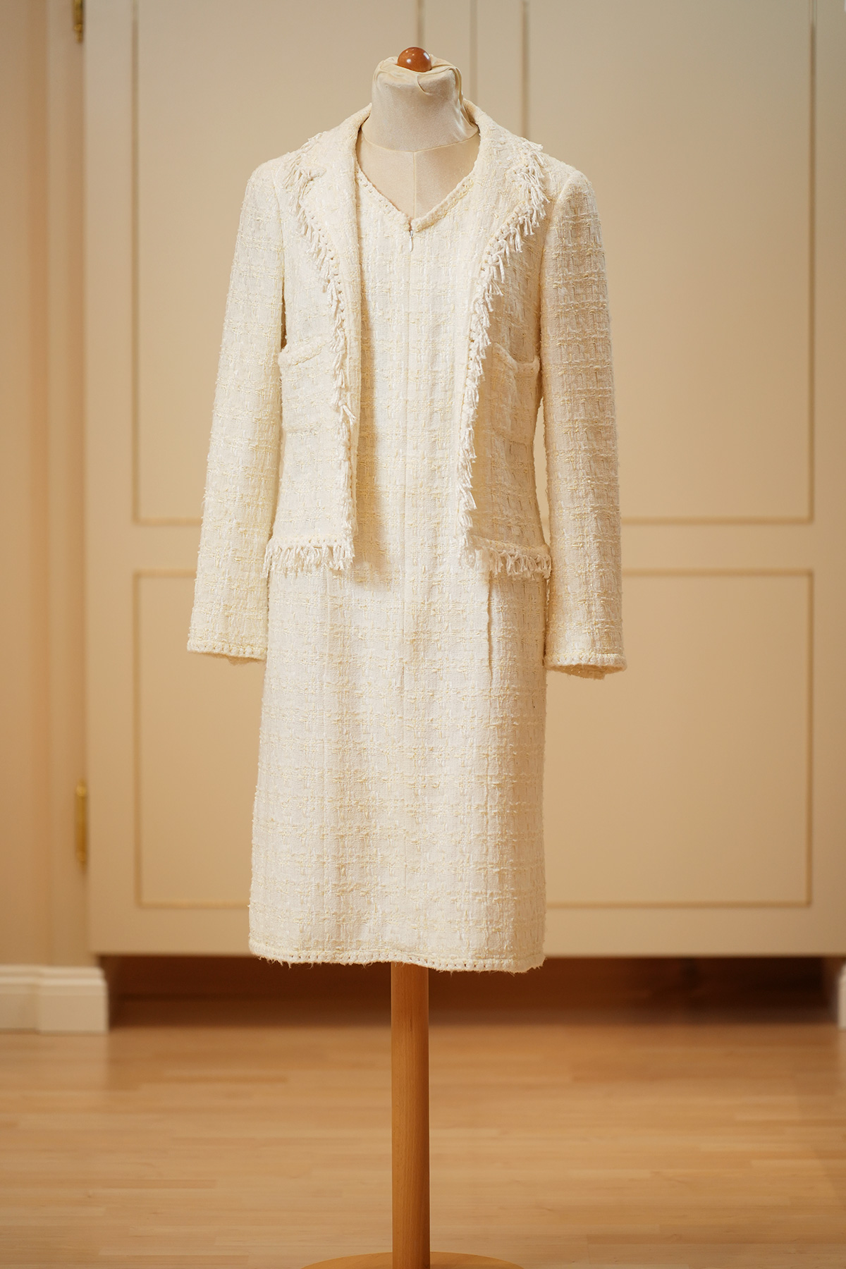 CHANEL – Tweed Midi Kleid (Jackenkleid) -  beige – Gr. 38 FR – neuwertig