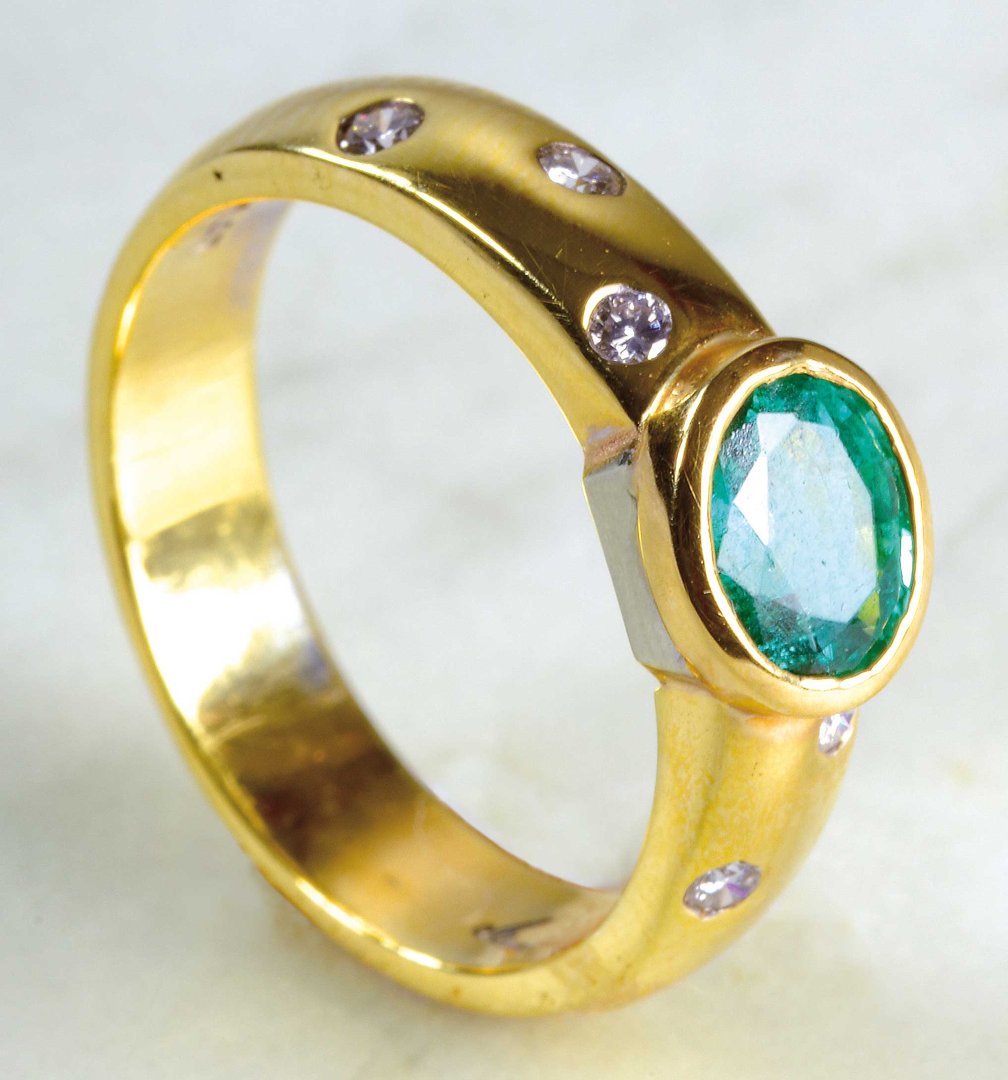 Ring aus Gold mit Smaragd und Brillanten 