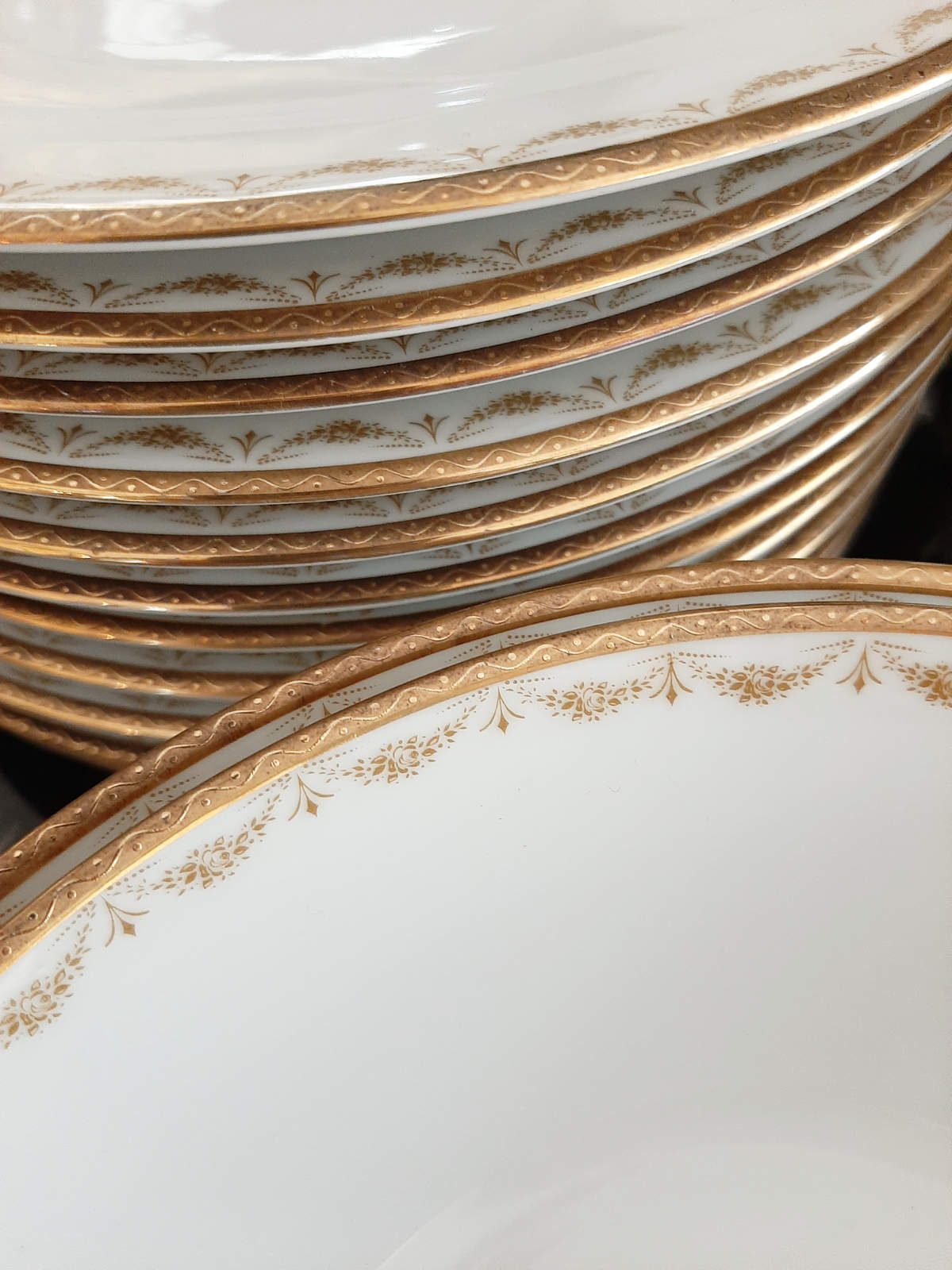 Speiseservice 12 Personen weiss gold Porzellan Dekor Speiseservice für 12 Personen, in weiß-gold, aus Porzellan, Anischt des Dekors.