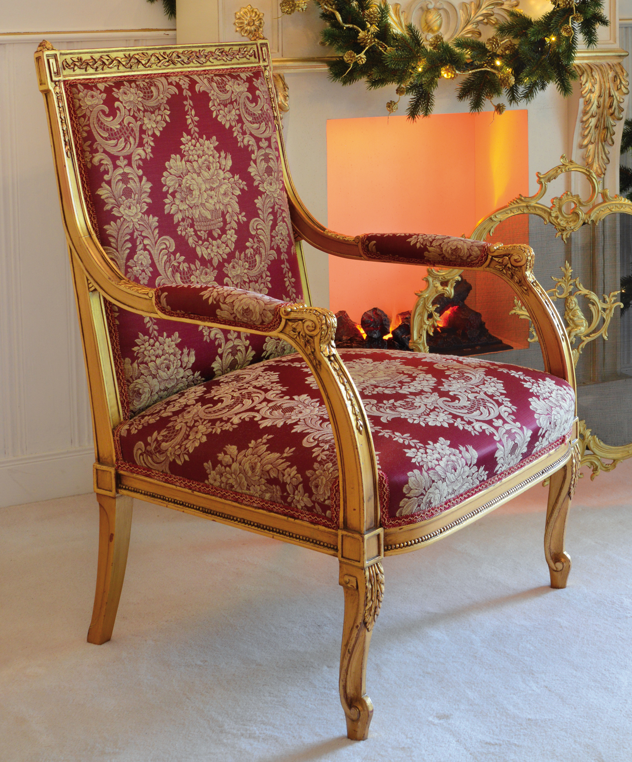 Antiker Louis-XVI Sessel mit goldfarbenem Rahmen und rotem Brokatstoff